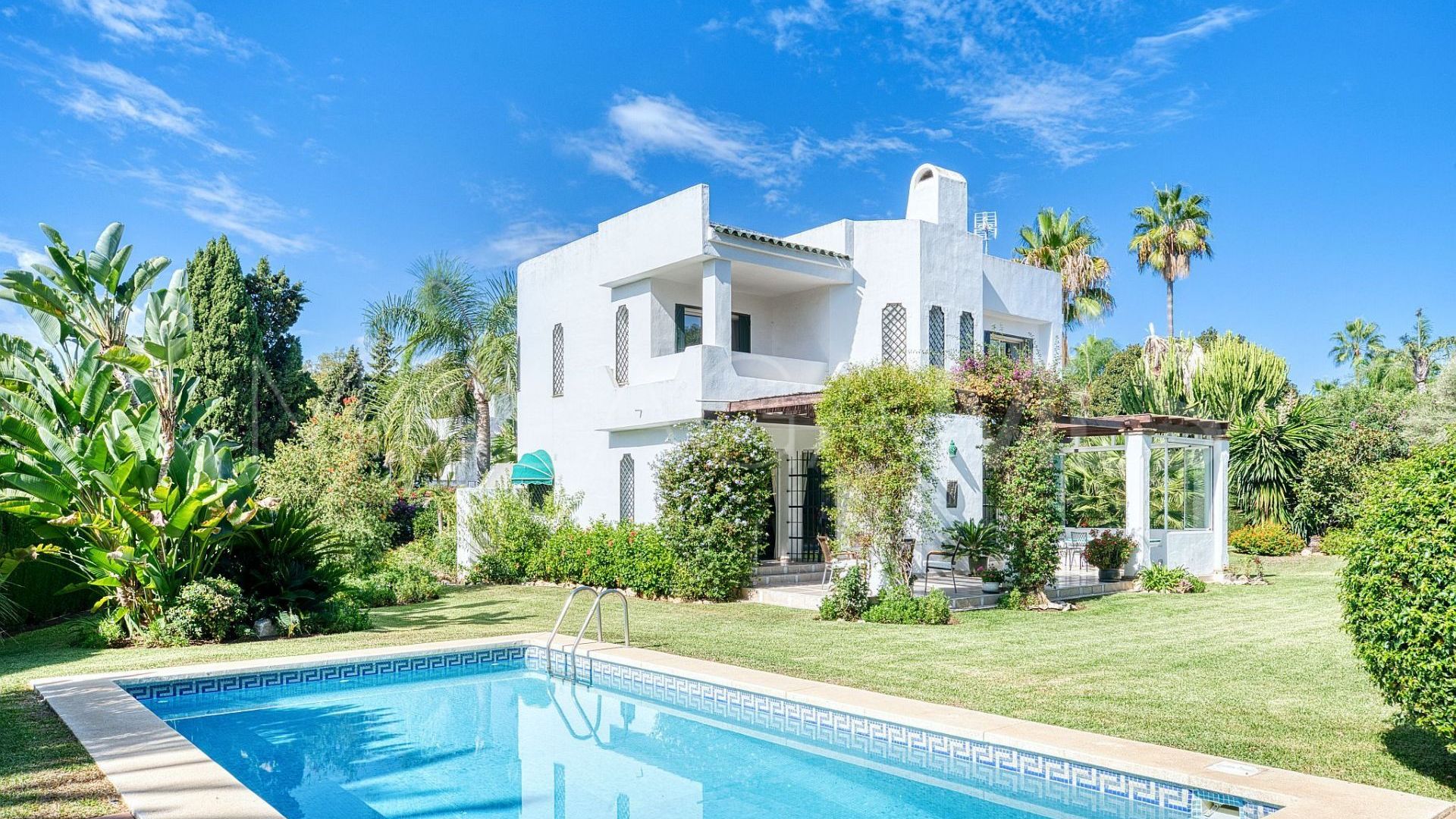 Villa for sale in Nueva Andalucia