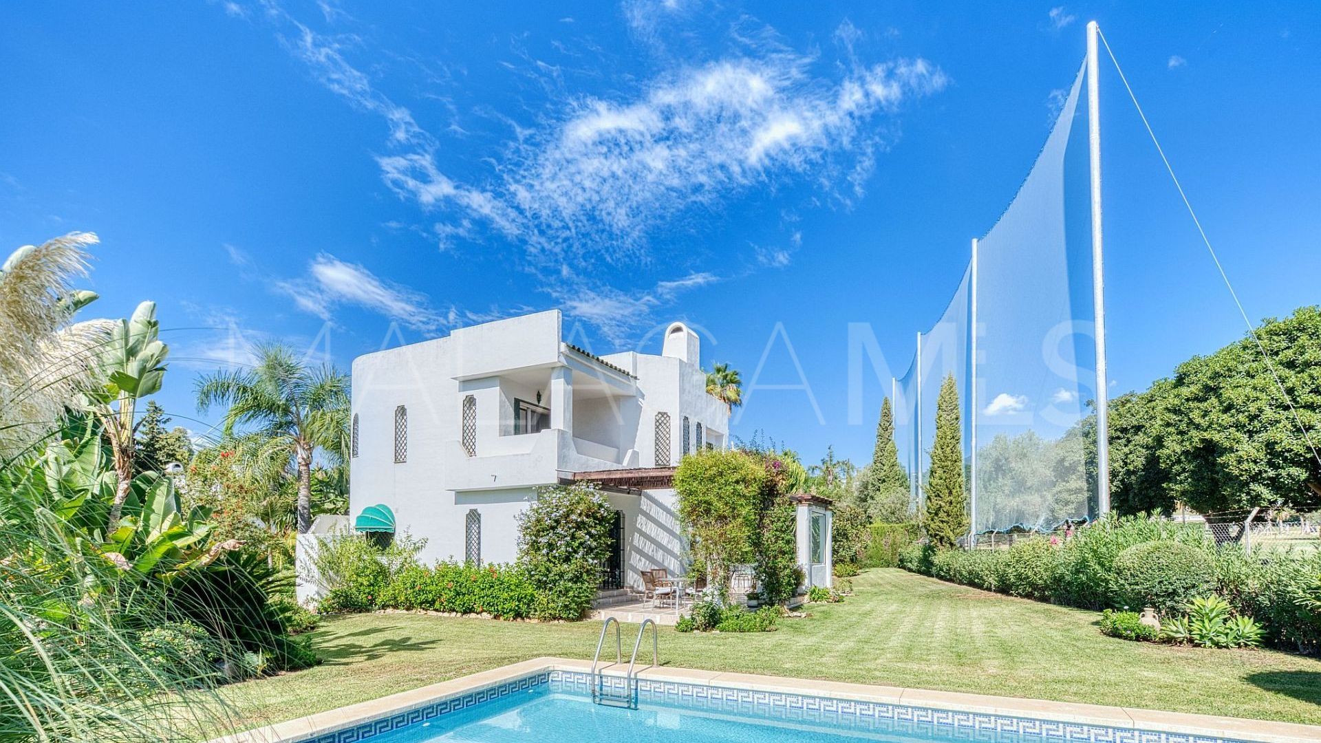 Villa for sale in Nueva Andalucia