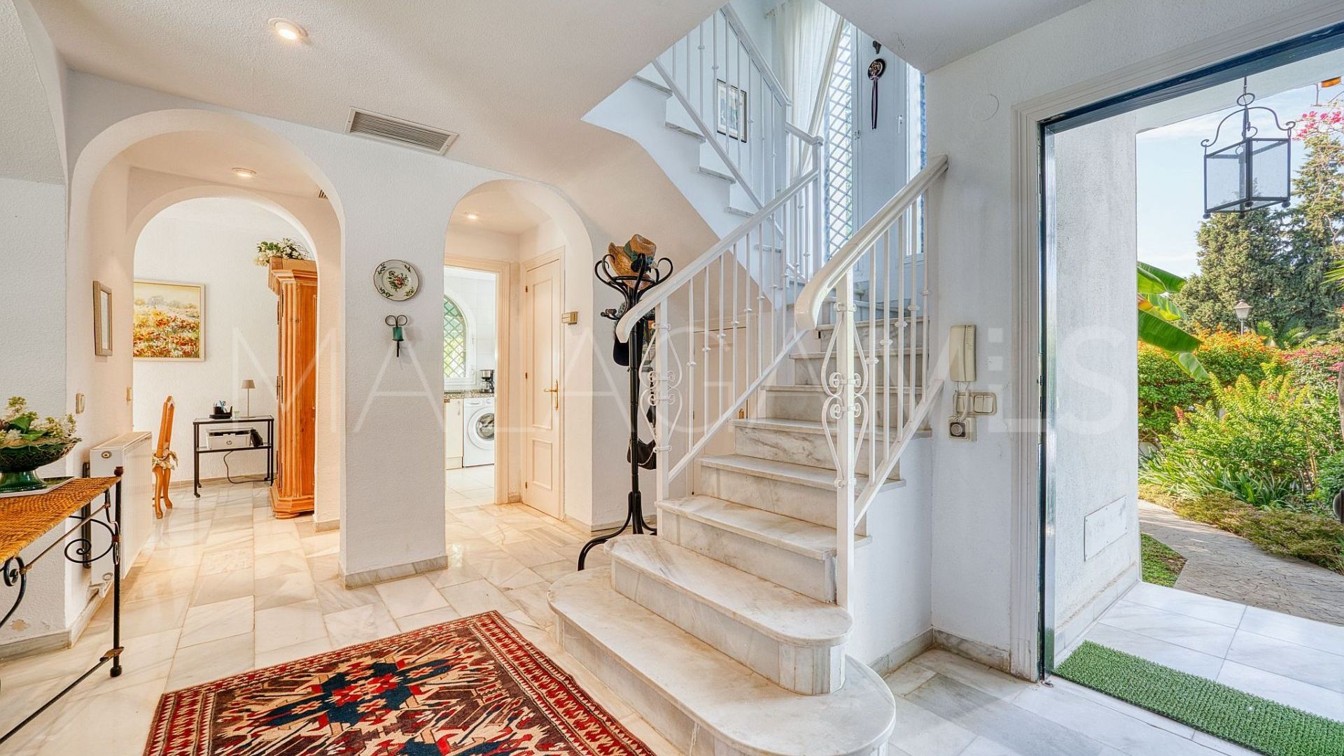Villa for sale in Nueva Andalucia