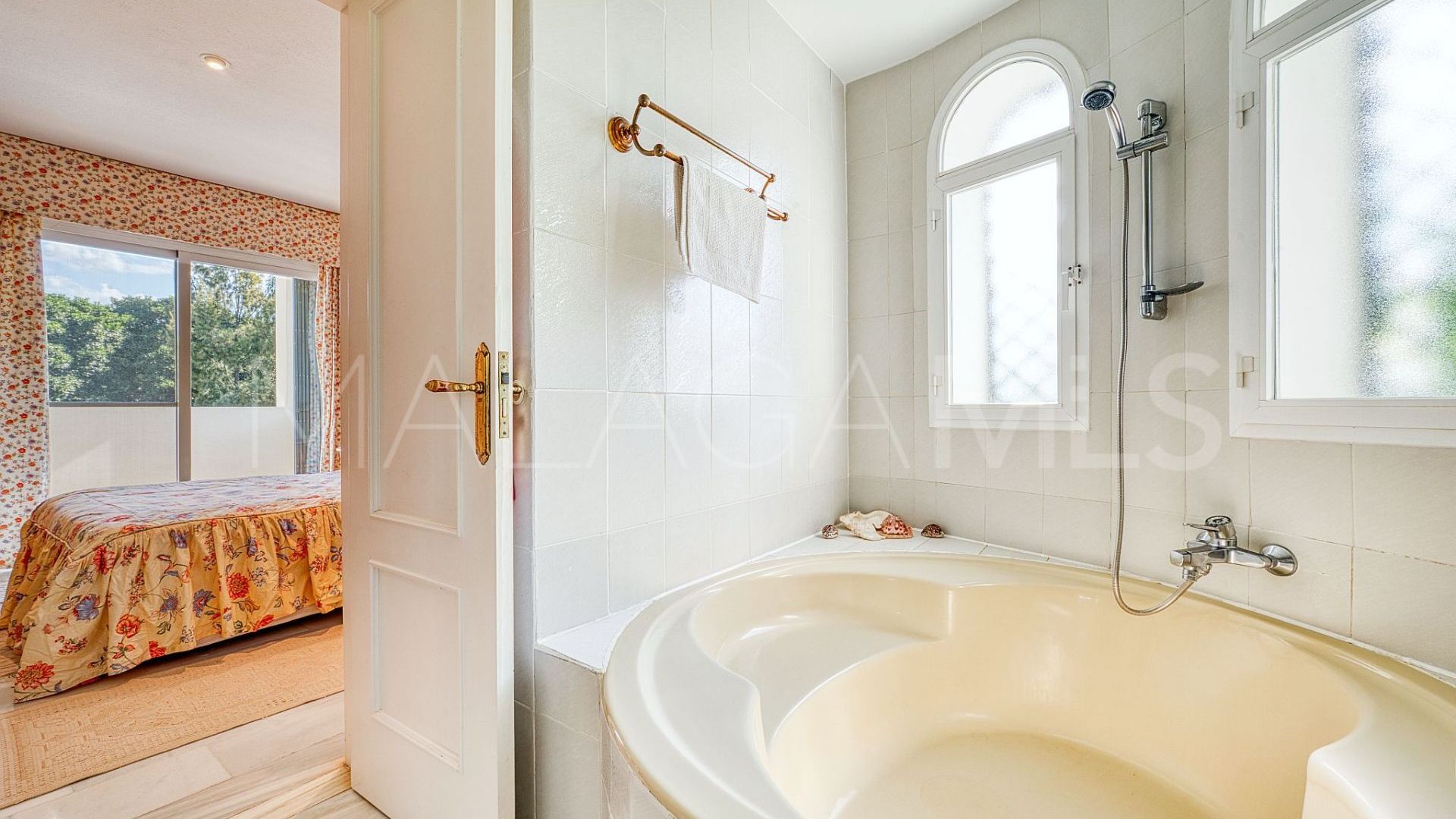 Villa for sale in Nueva Andalucia