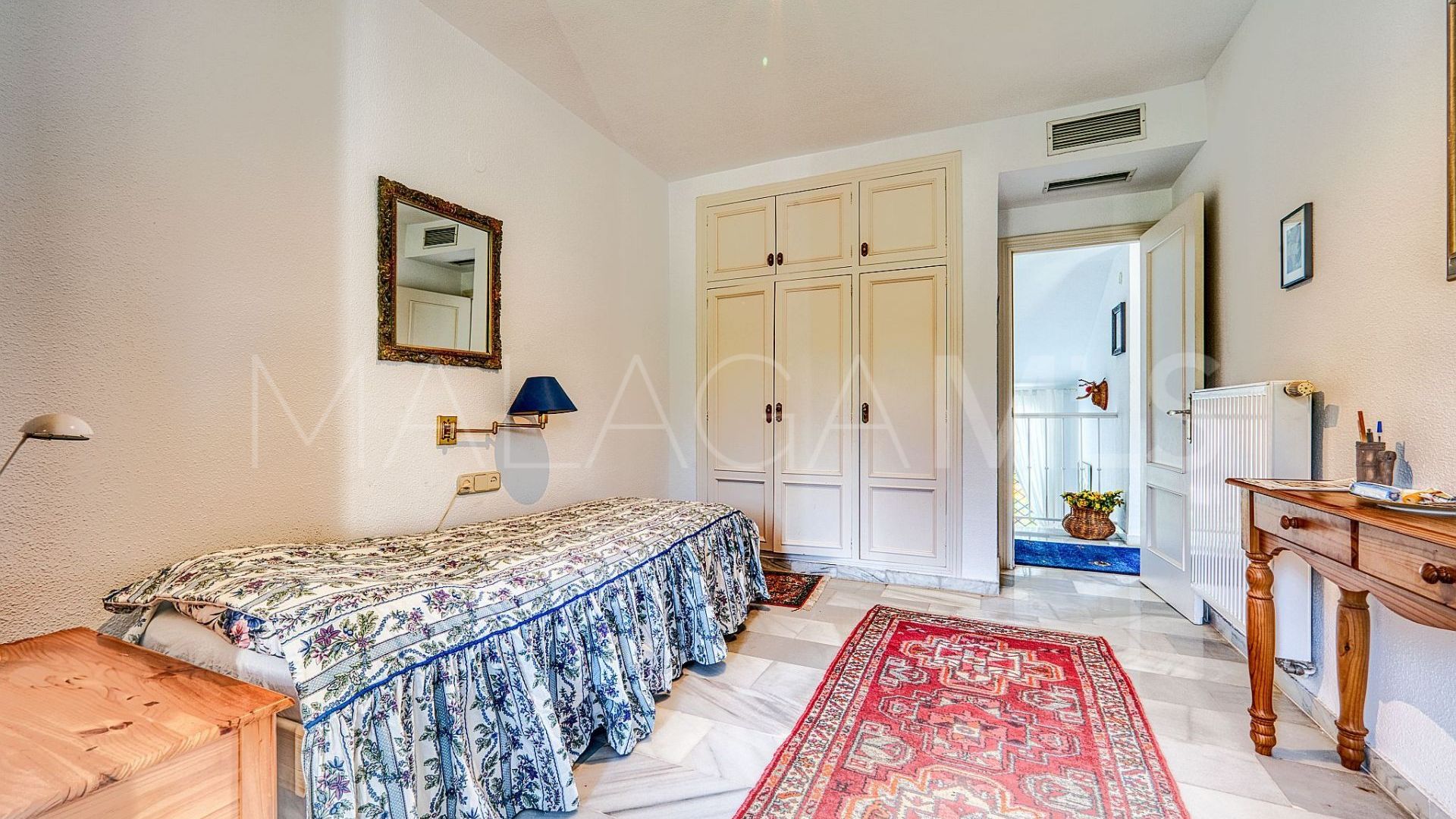 Villa for sale in Nueva Andalucia