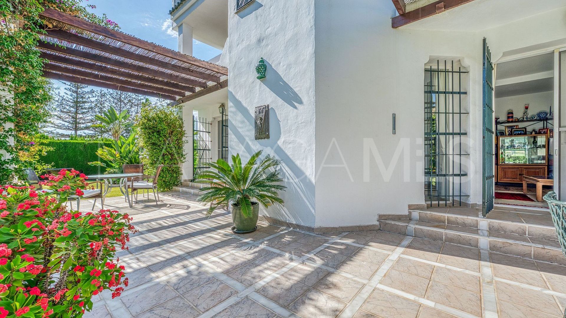 Villa for sale in Nueva Andalucia