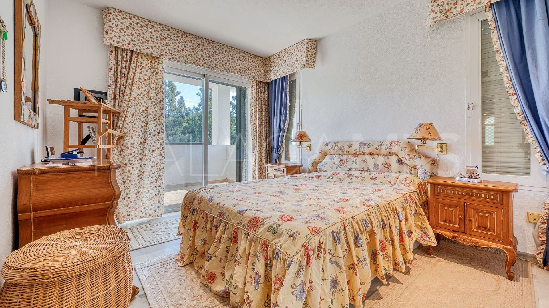 Villa for sale in Nueva Andalucia