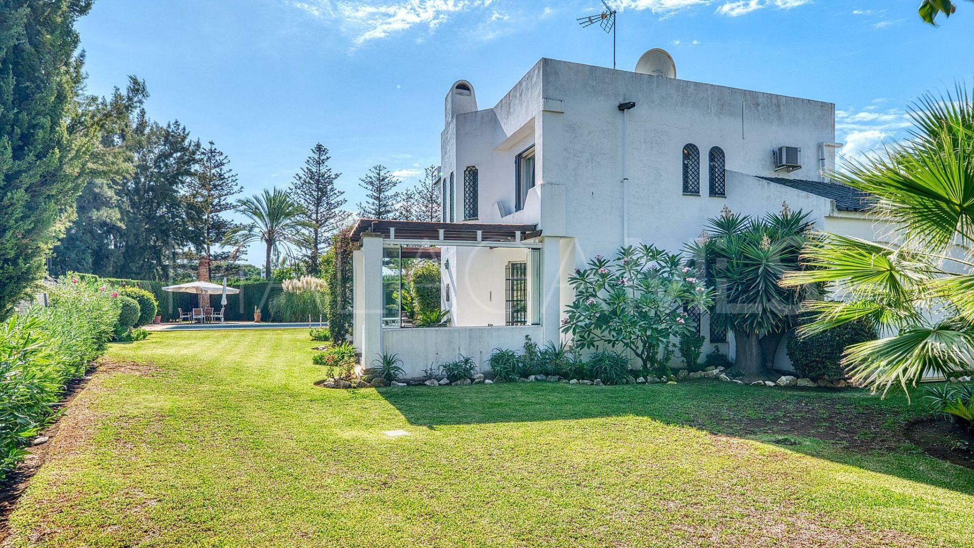Villa for sale in Nueva Andalucia