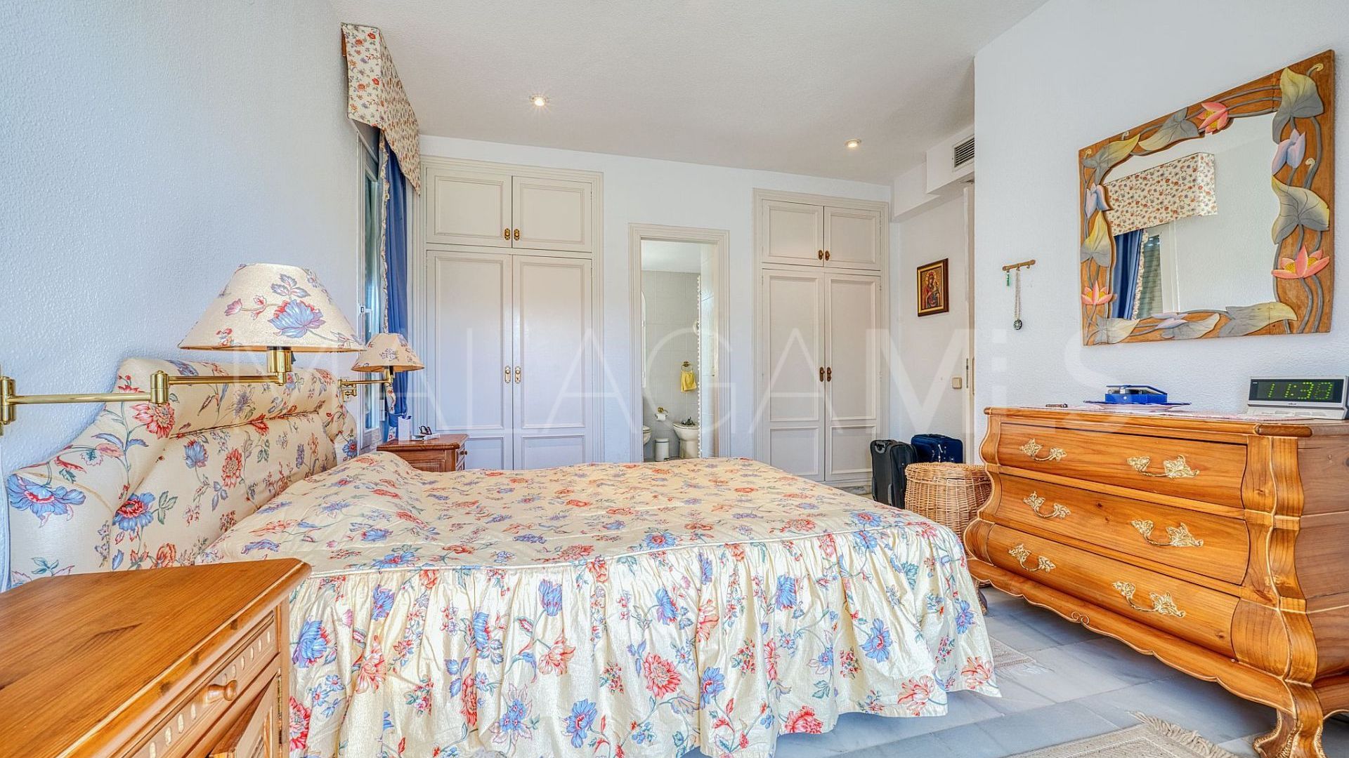 Villa for sale in Nueva Andalucia