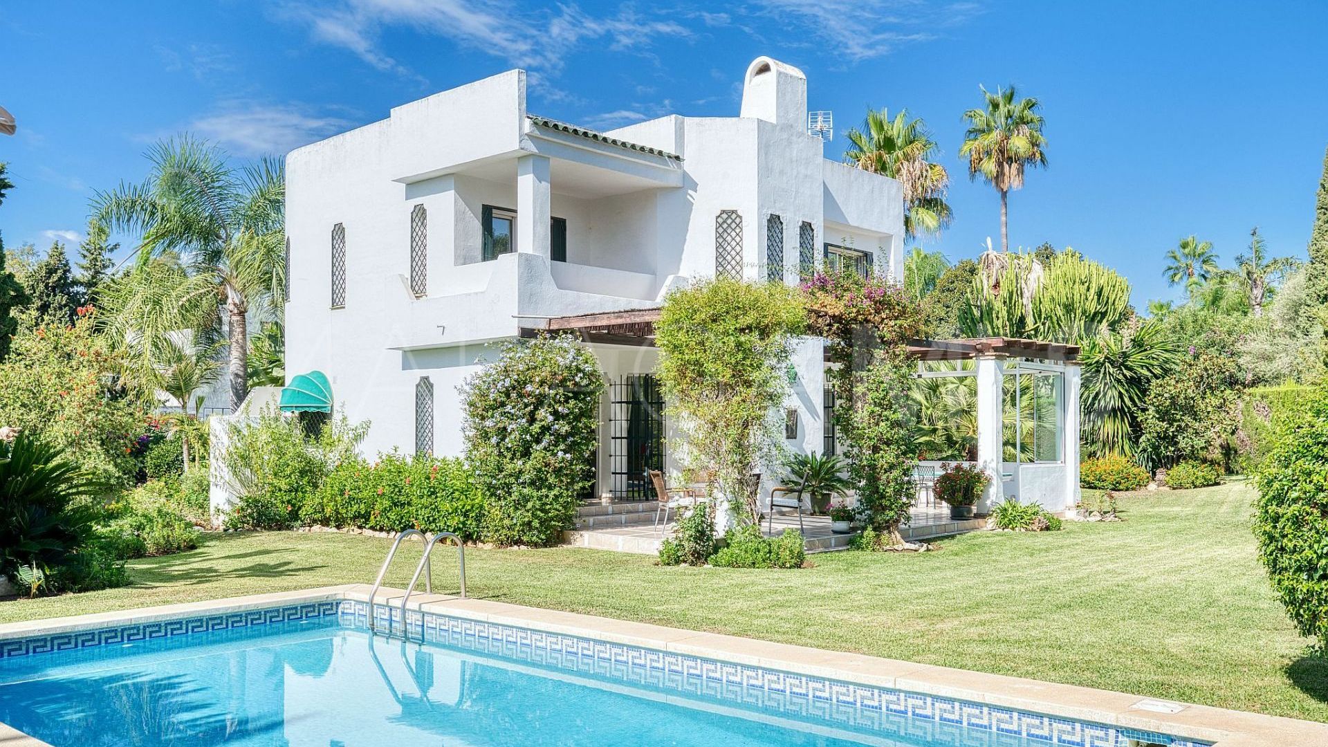 Villa for sale in Nueva Andalucia