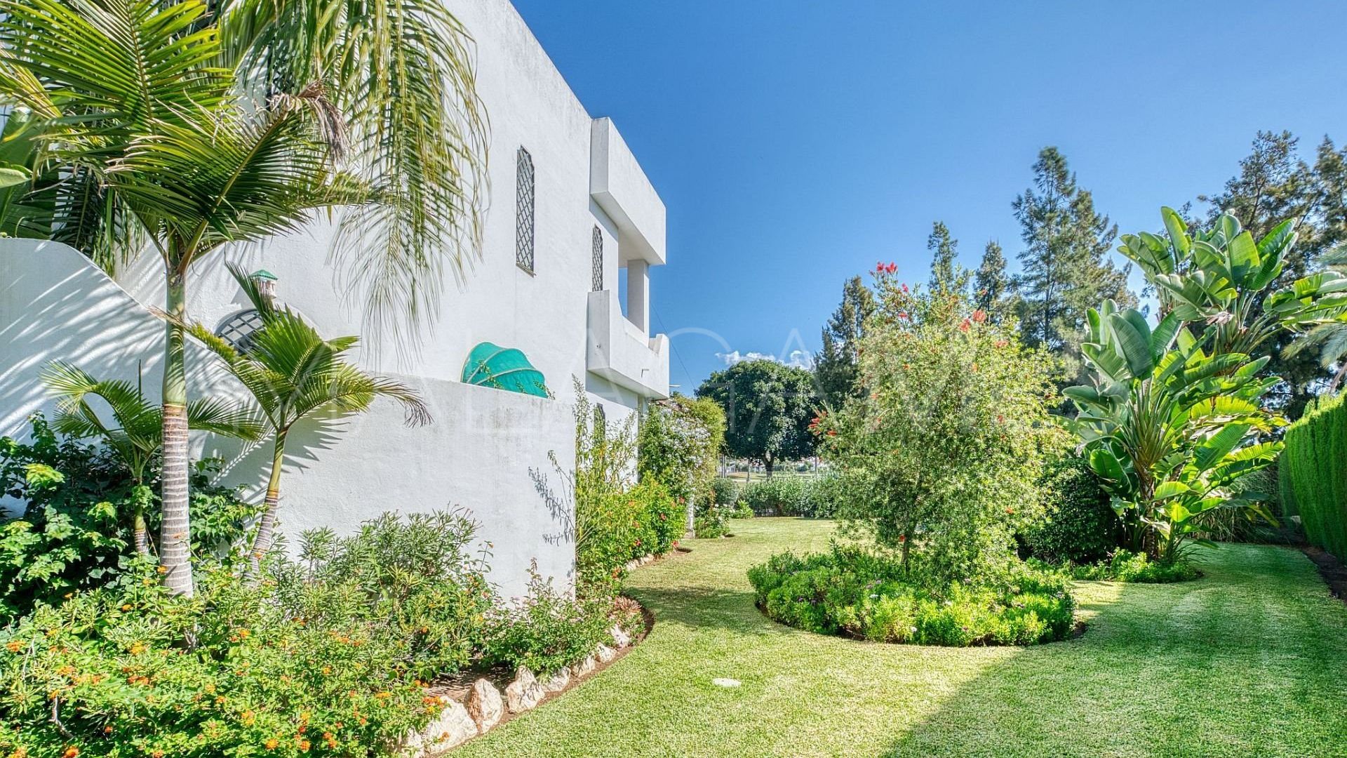 Villa for sale in Nueva Andalucia