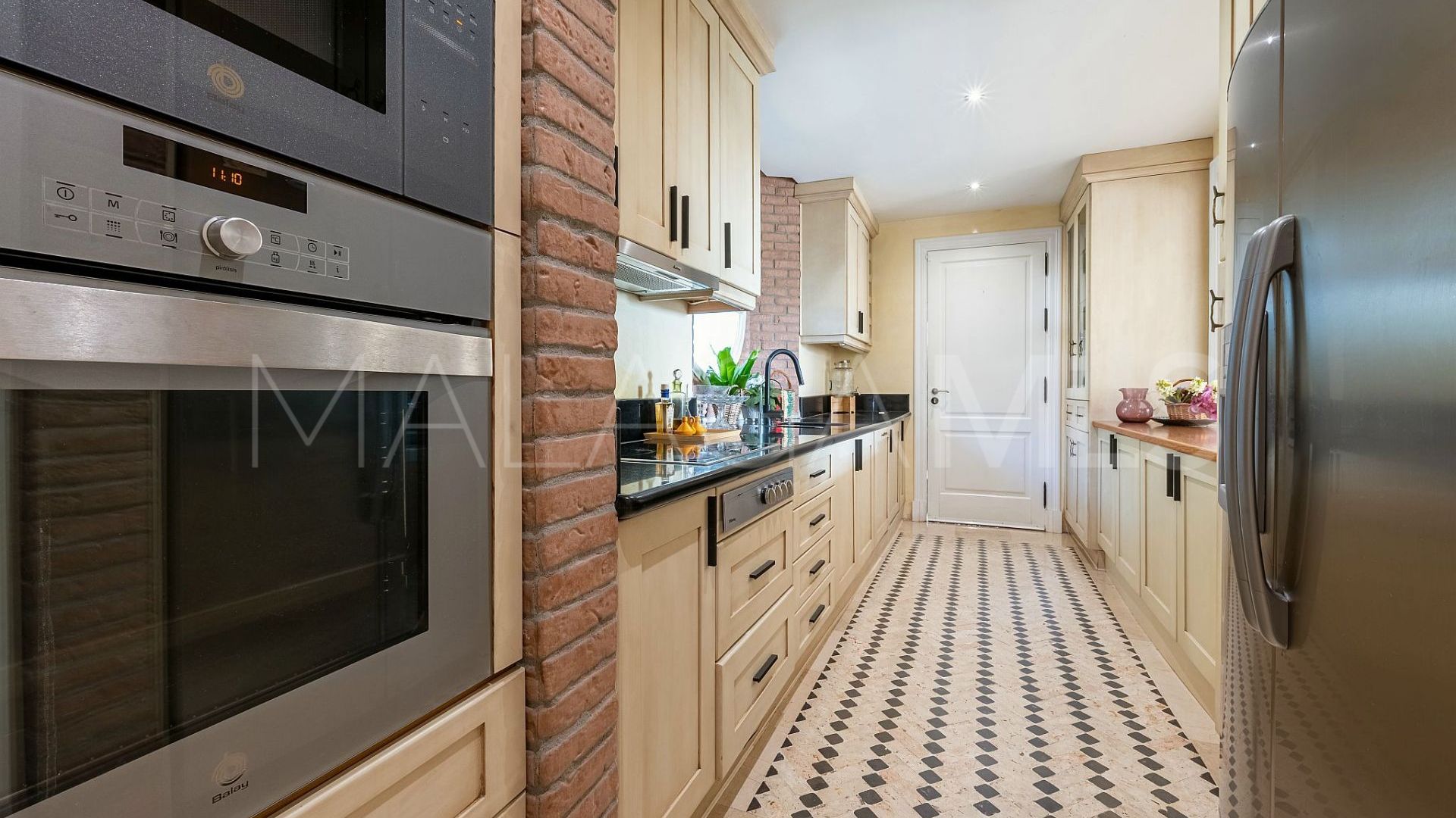 Villa for sale in Nueva Andalucia