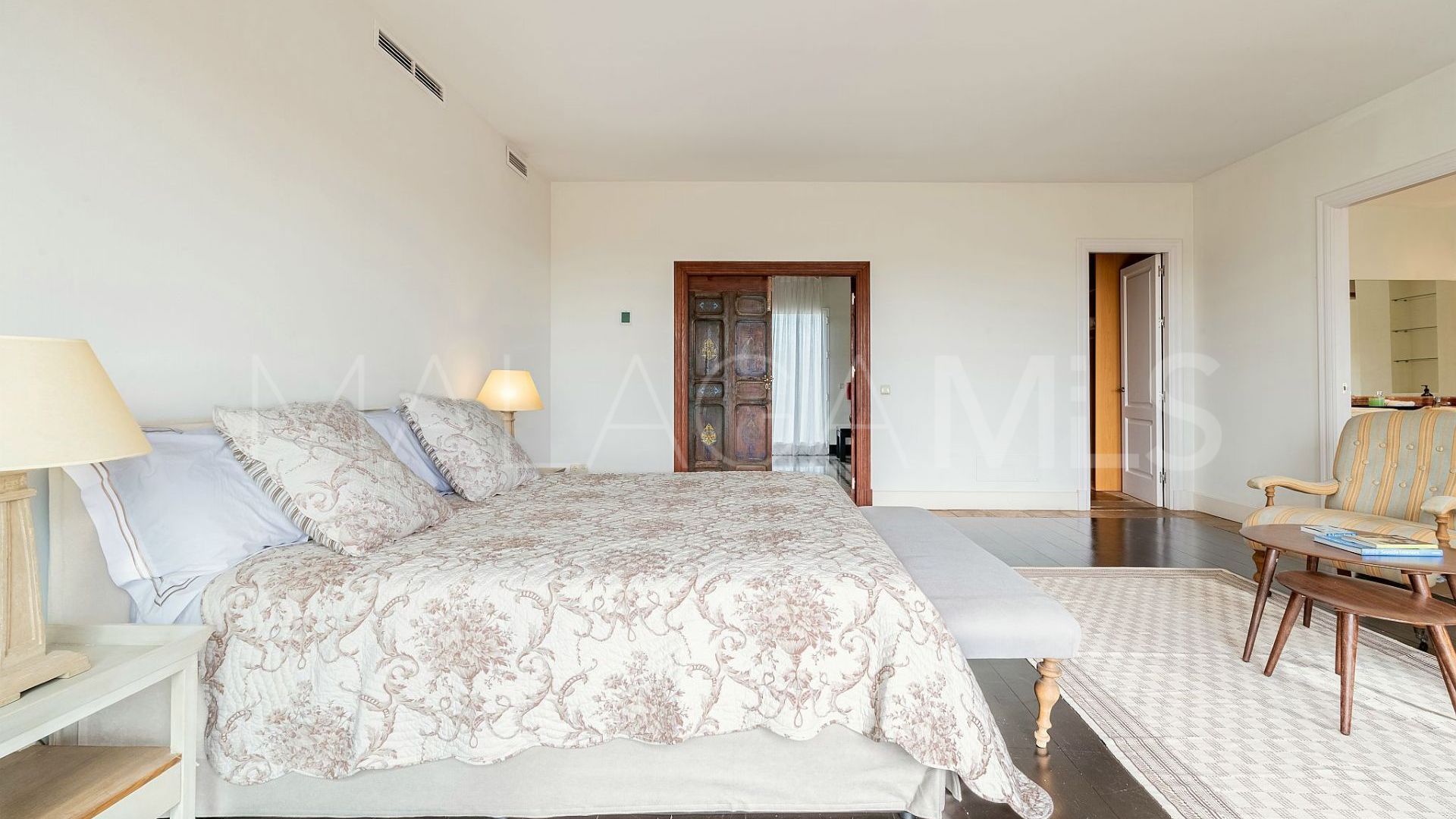 Villa for sale in Nueva Andalucia