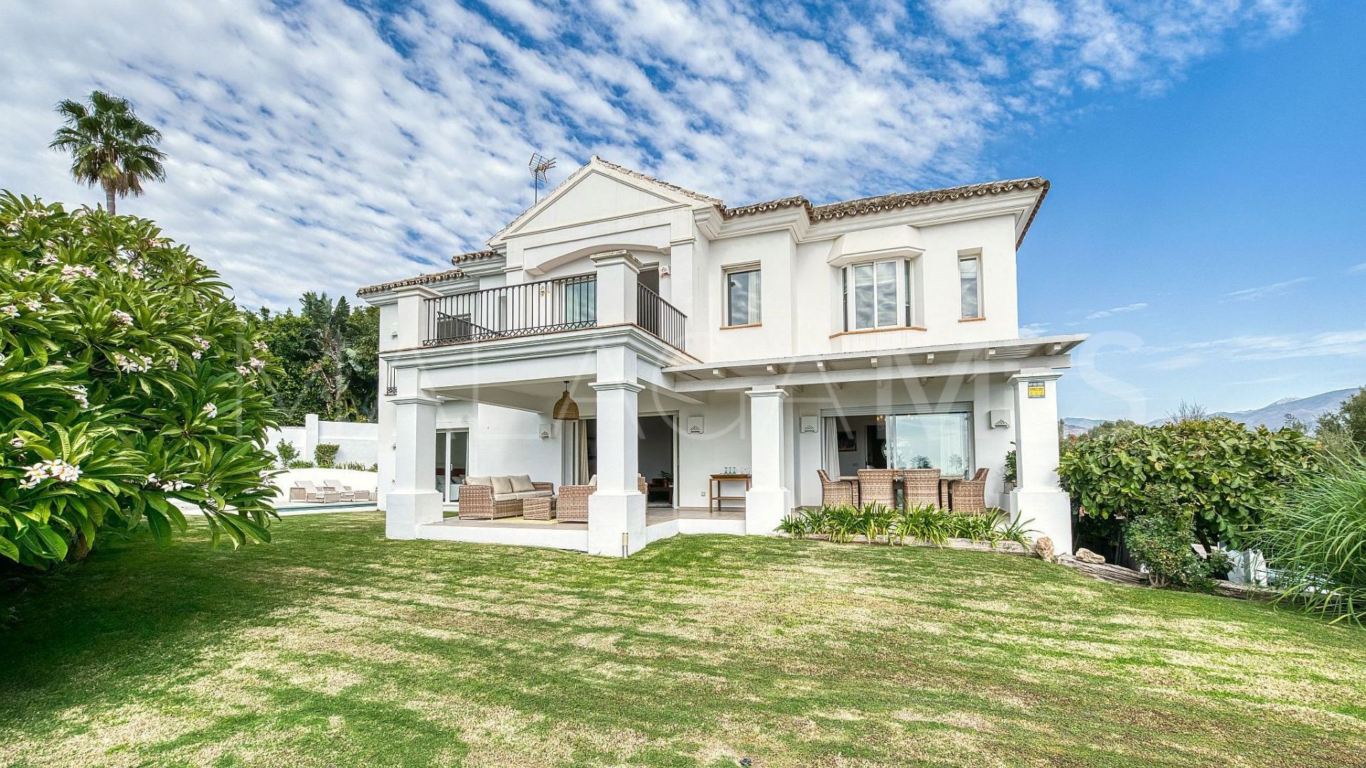 Villa for sale in Nueva Andalucia