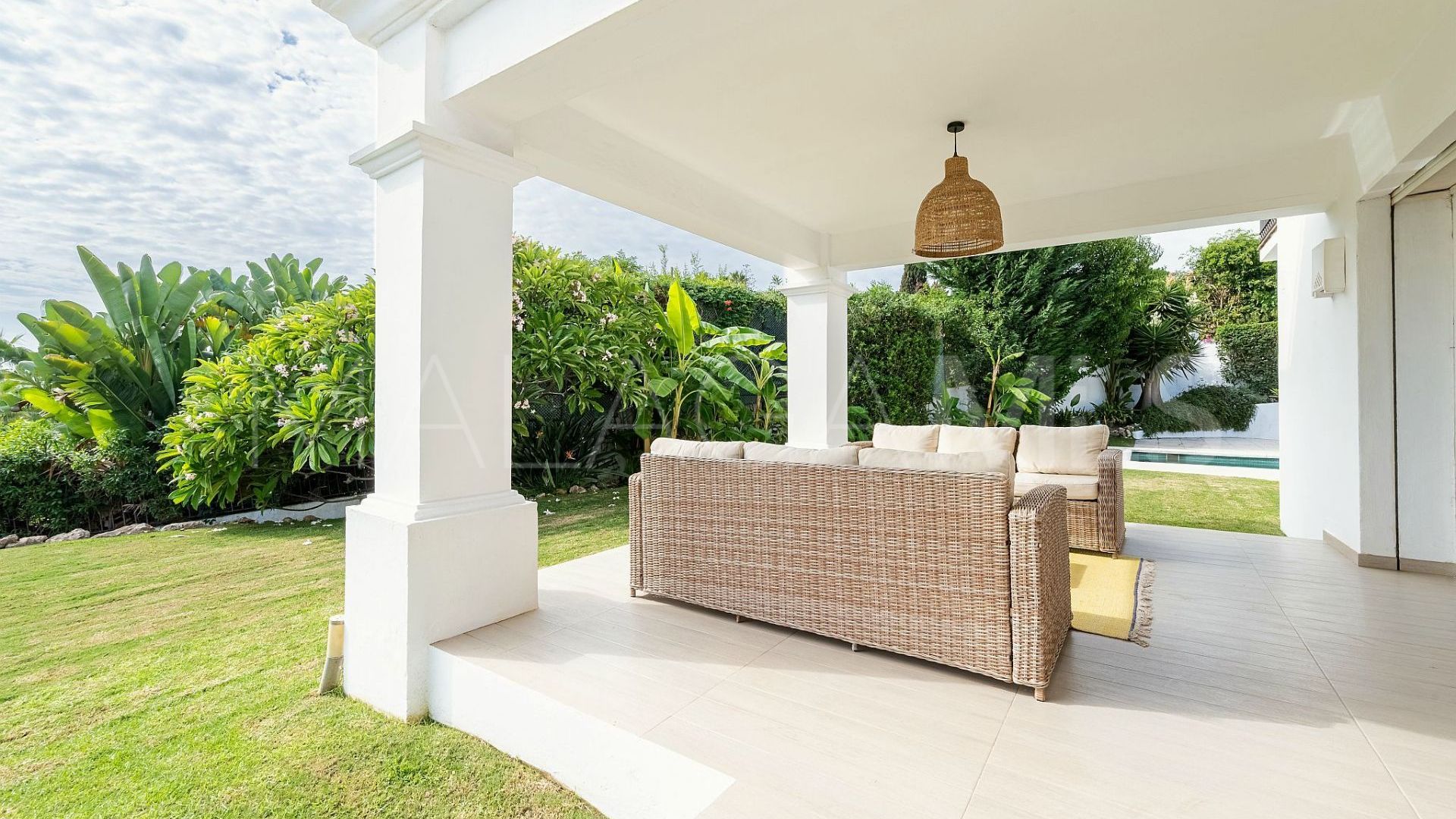 Villa for sale in Nueva Andalucia