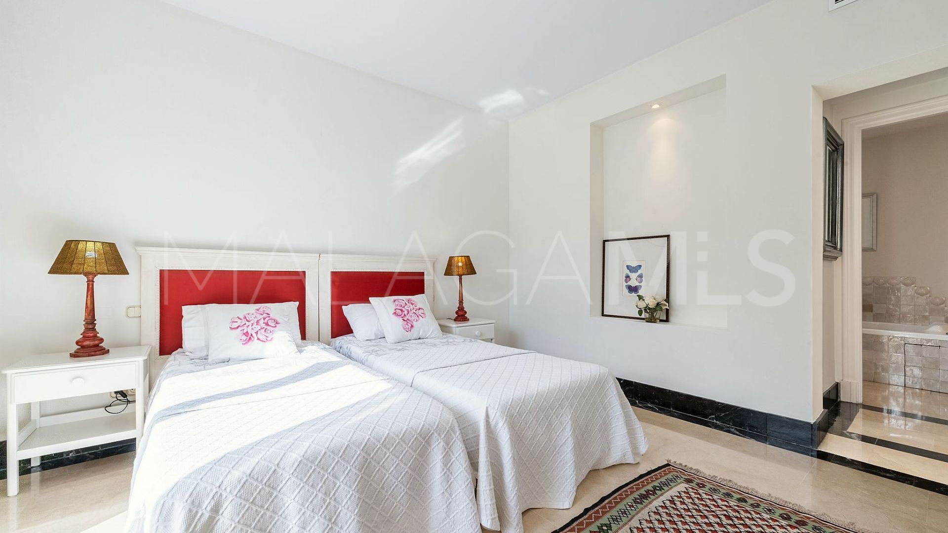 Villa for sale in Nueva Andalucia