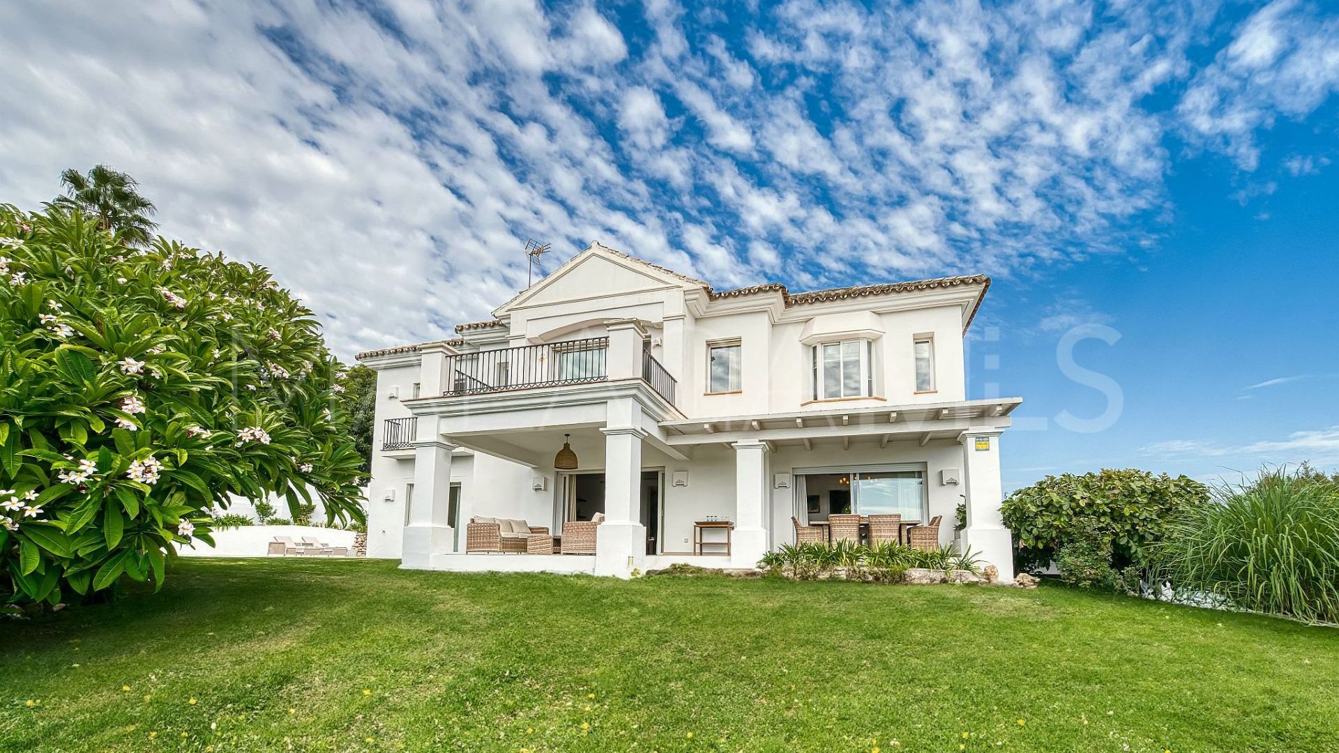 Villa for sale in Nueva Andalucia
