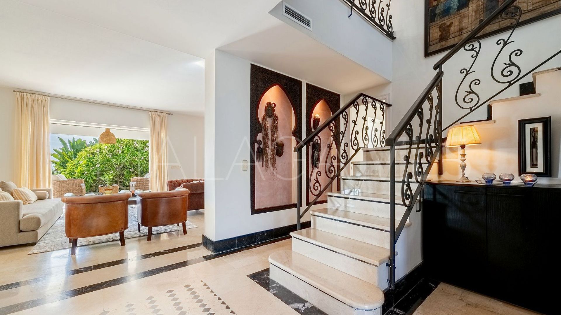 Villa for sale in Nueva Andalucia