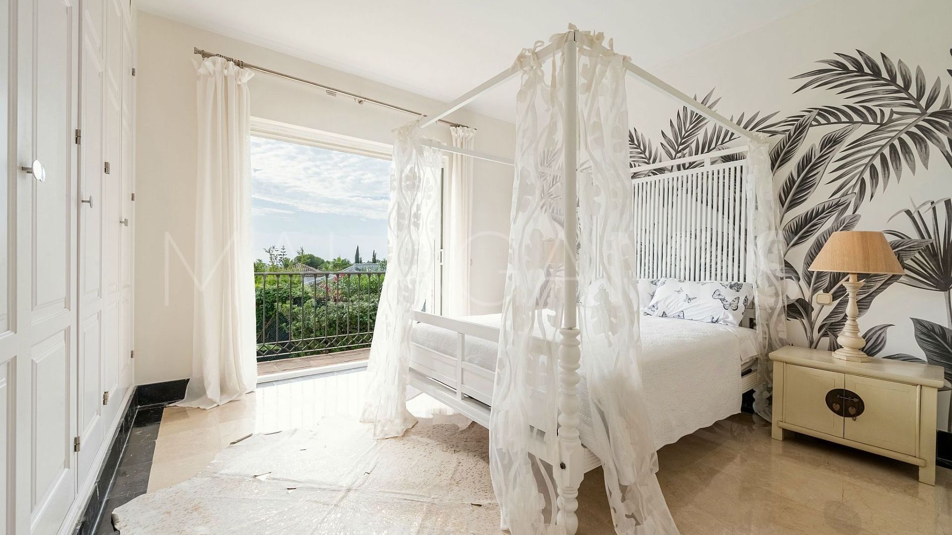 Villa for sale in Nueva Andalucia