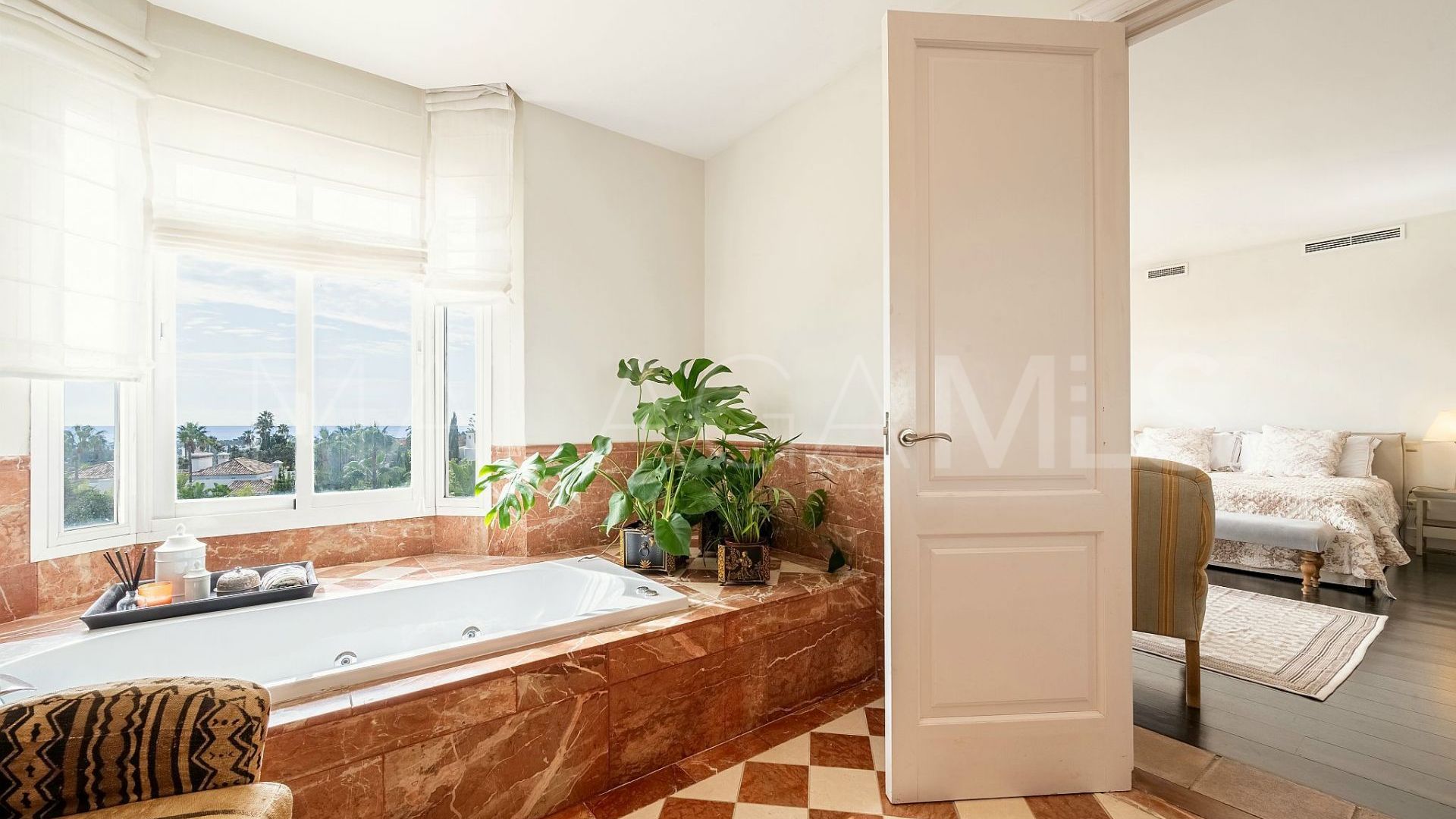 Villa for sale in Nueva Andalucia
