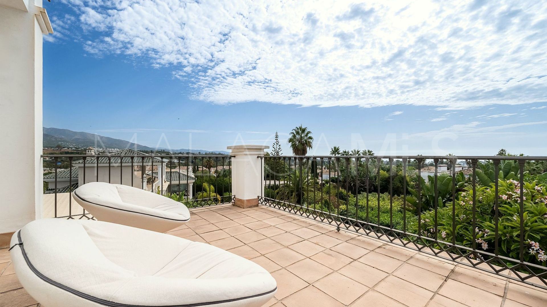 Villa for sale in Nueva Andalucia
