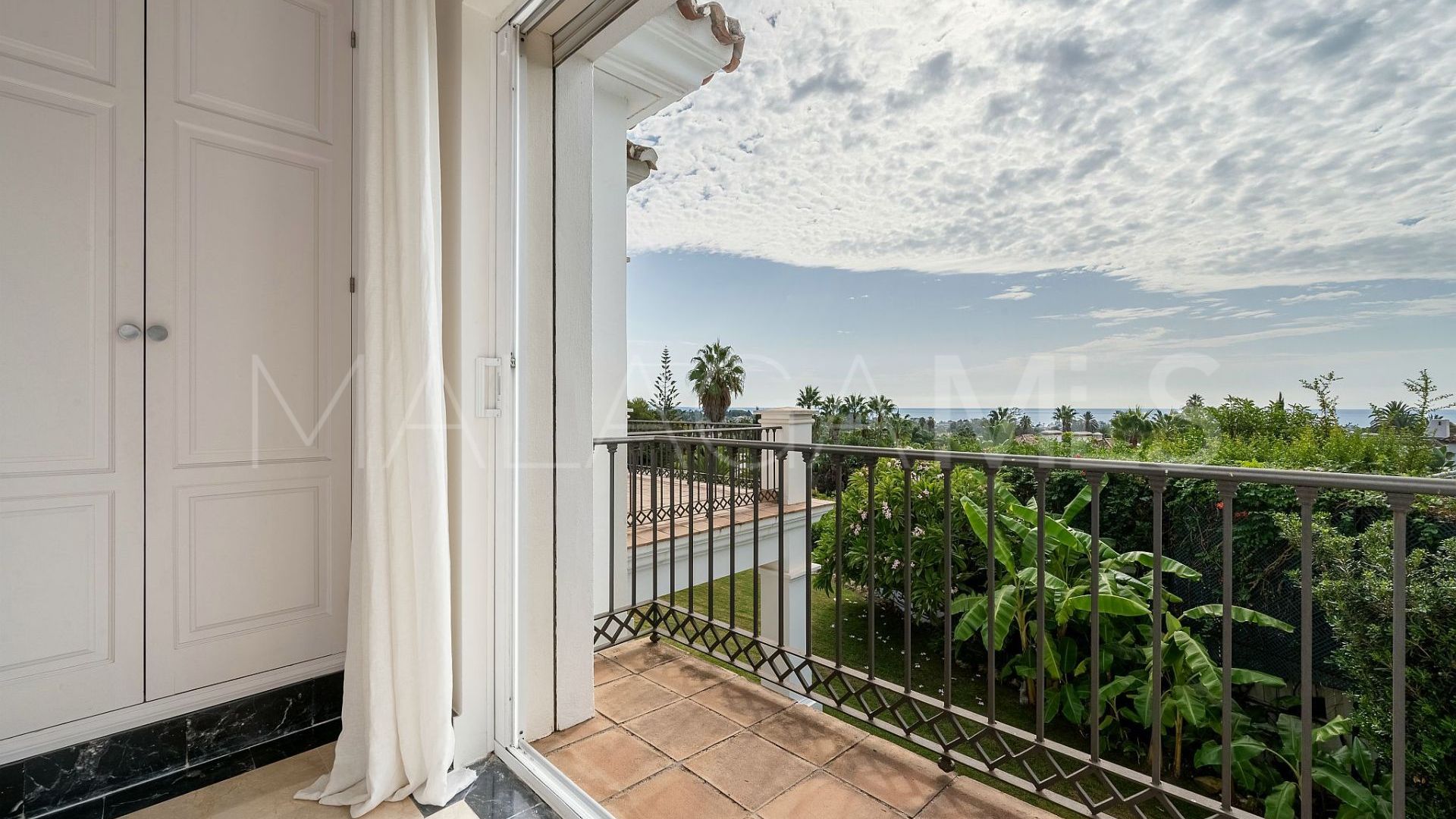 Villa for sale in Nueva Andalucia