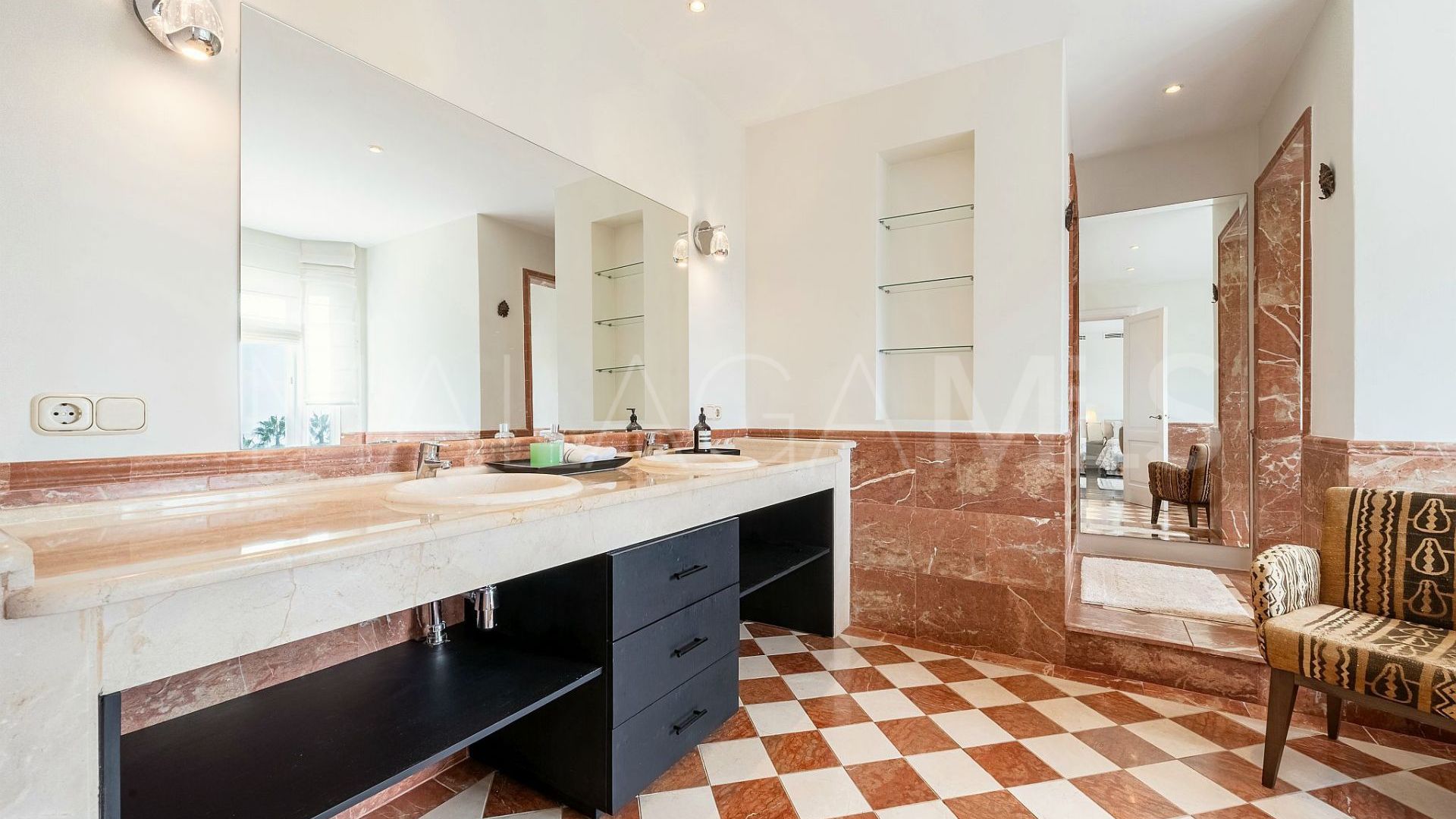 Villa for sale in Nueva Andalucia