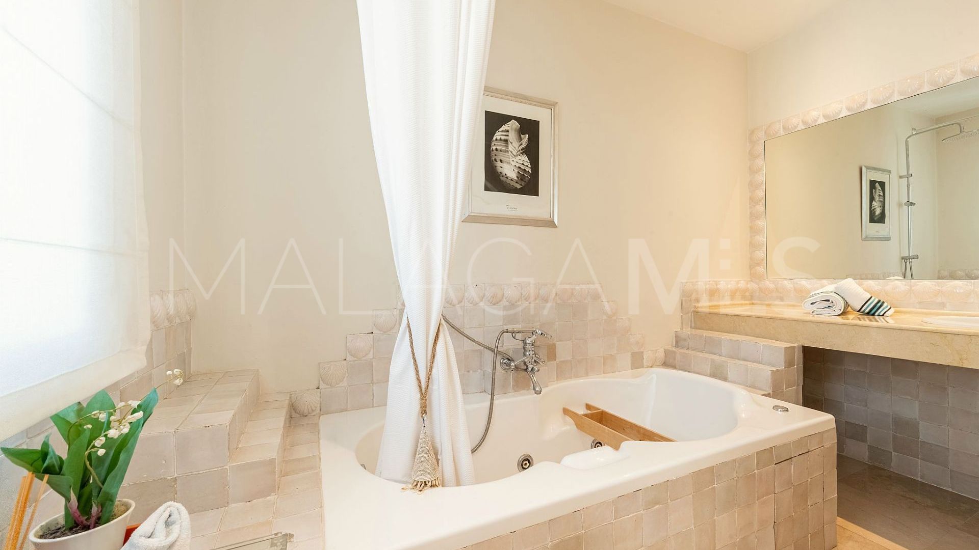 Villa for sale in Nueva Andalucia