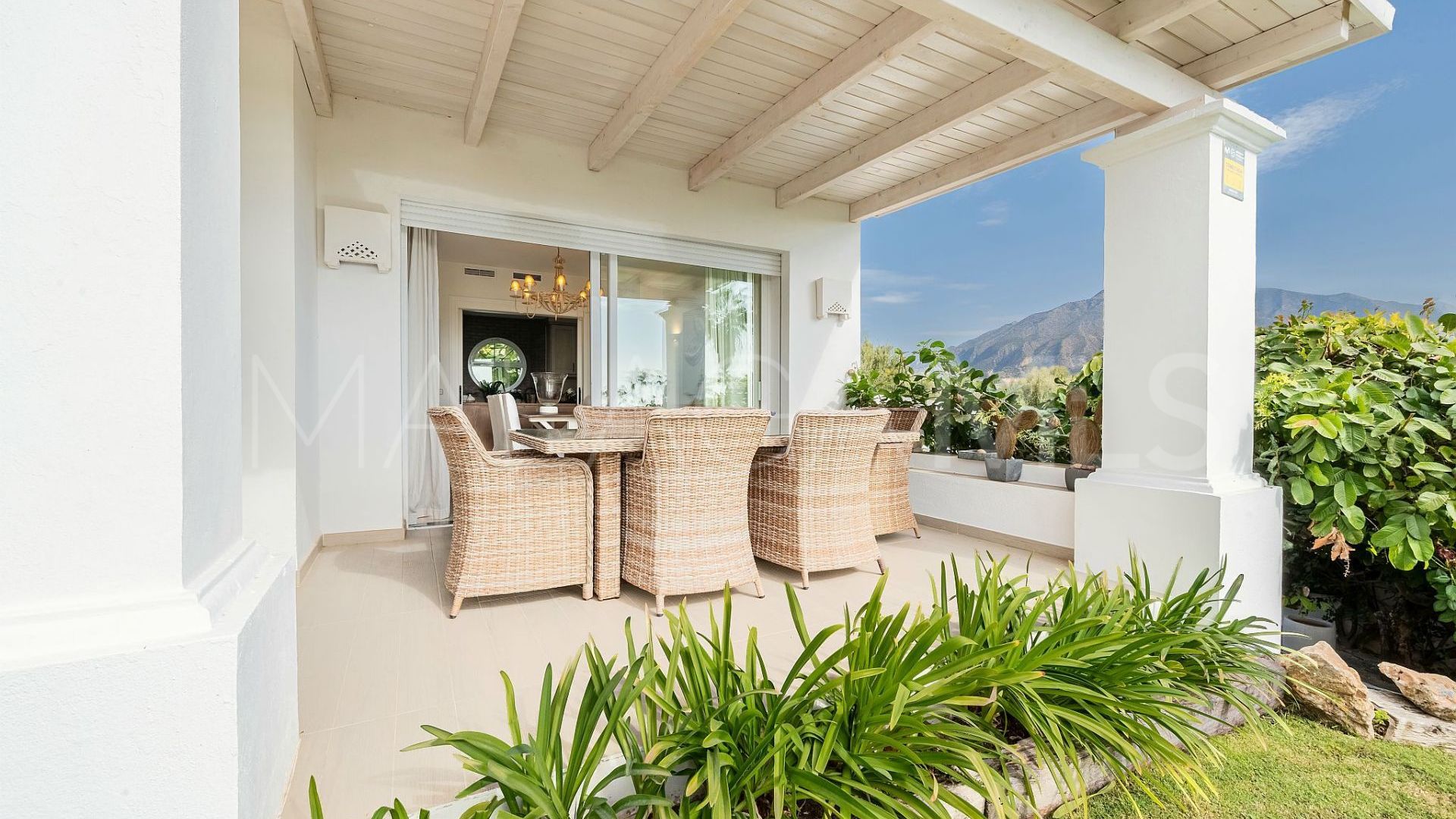 Villa for sale in Nueva Andalucia