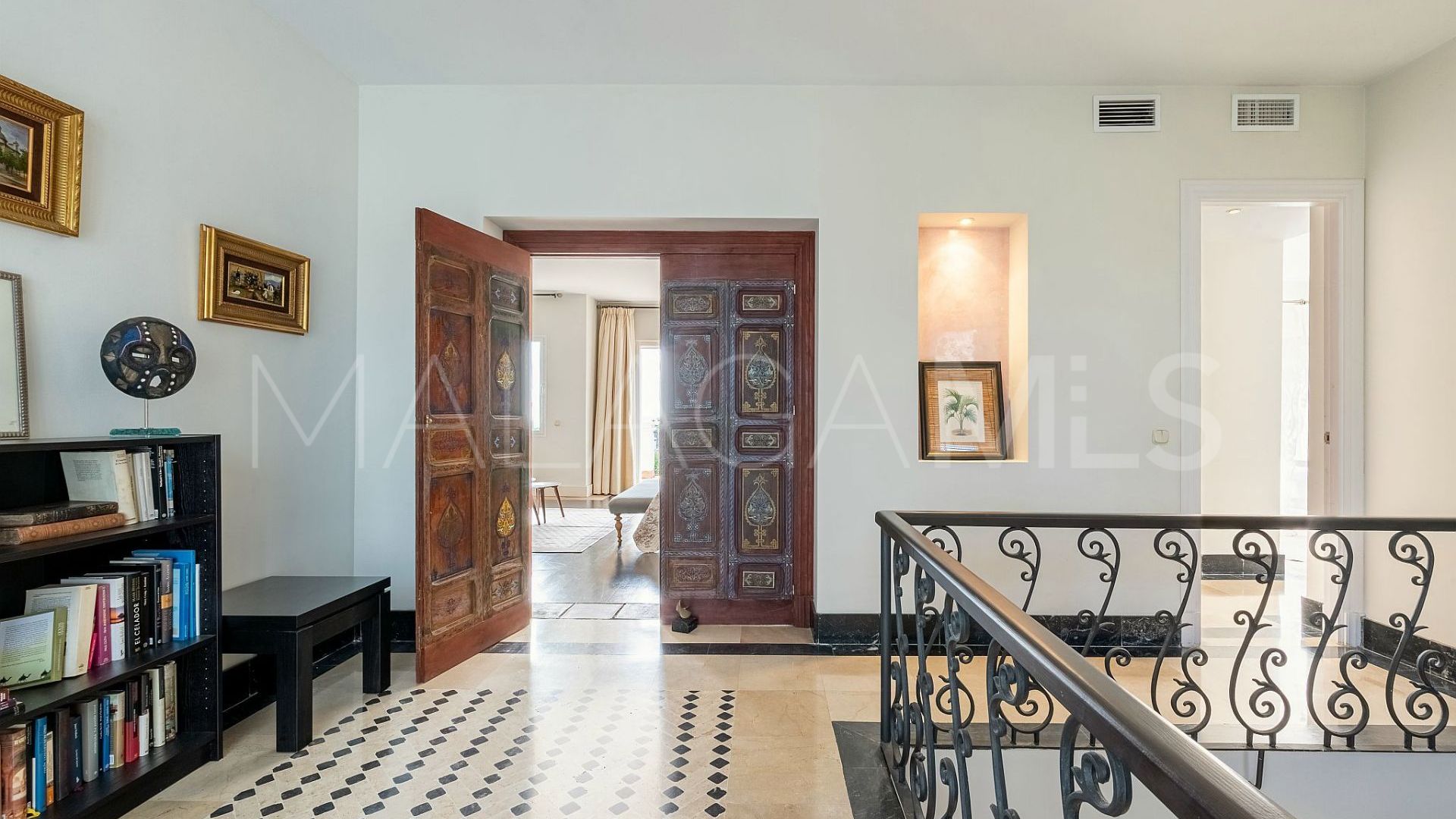 Villa for sale in Nueva Andalucia
