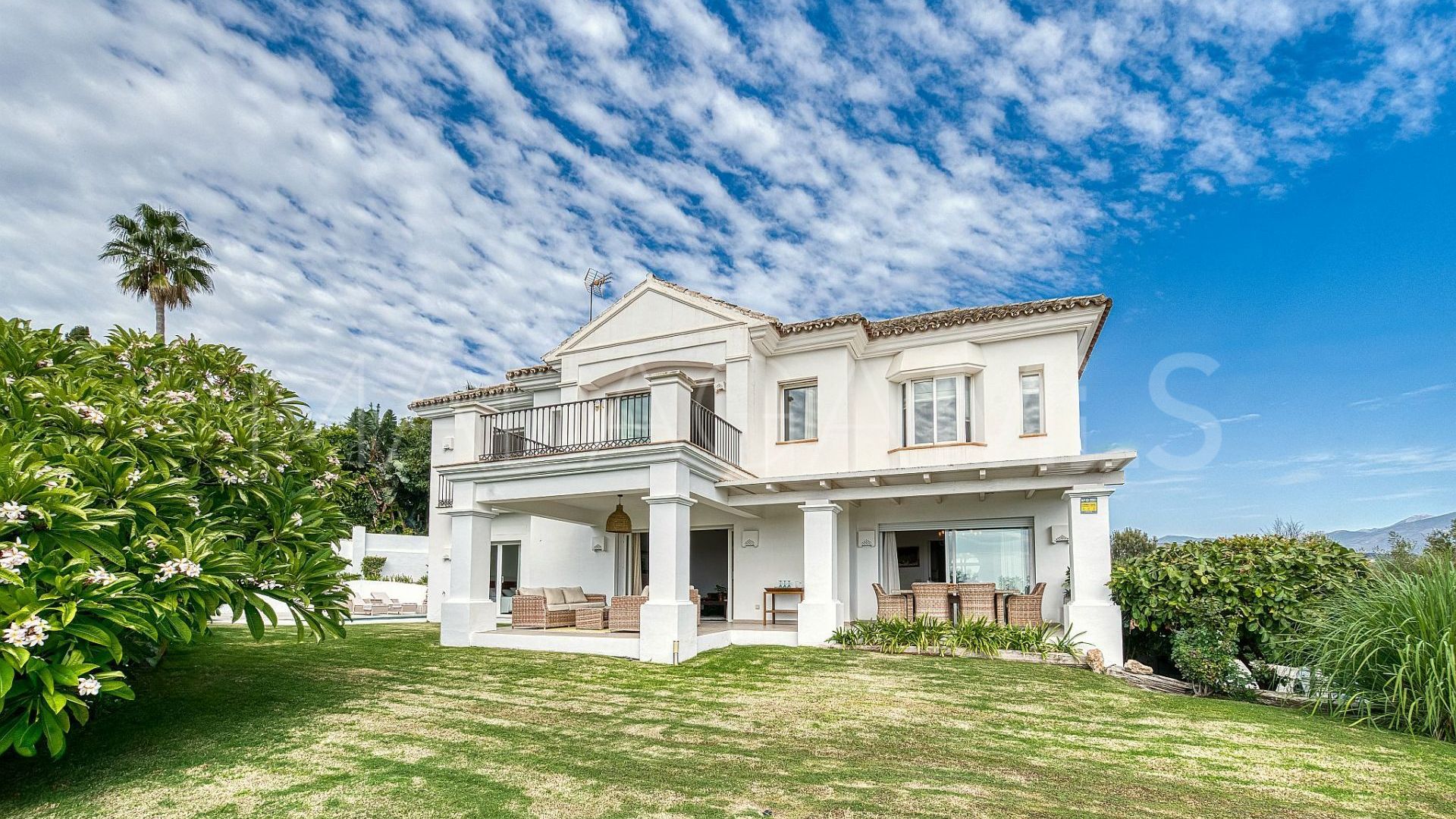 Villa for sale in Nueva Andalucia