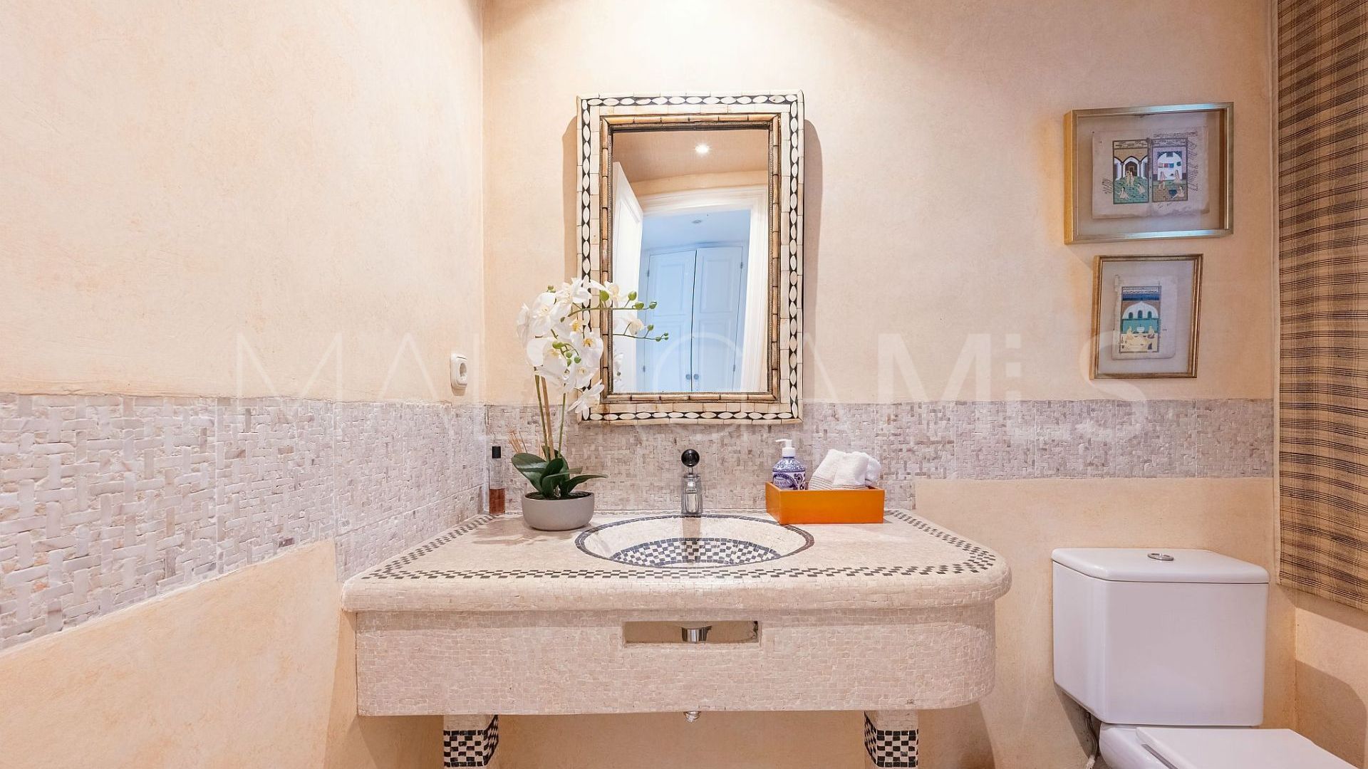 Villa for sale in Nueva Andalucia