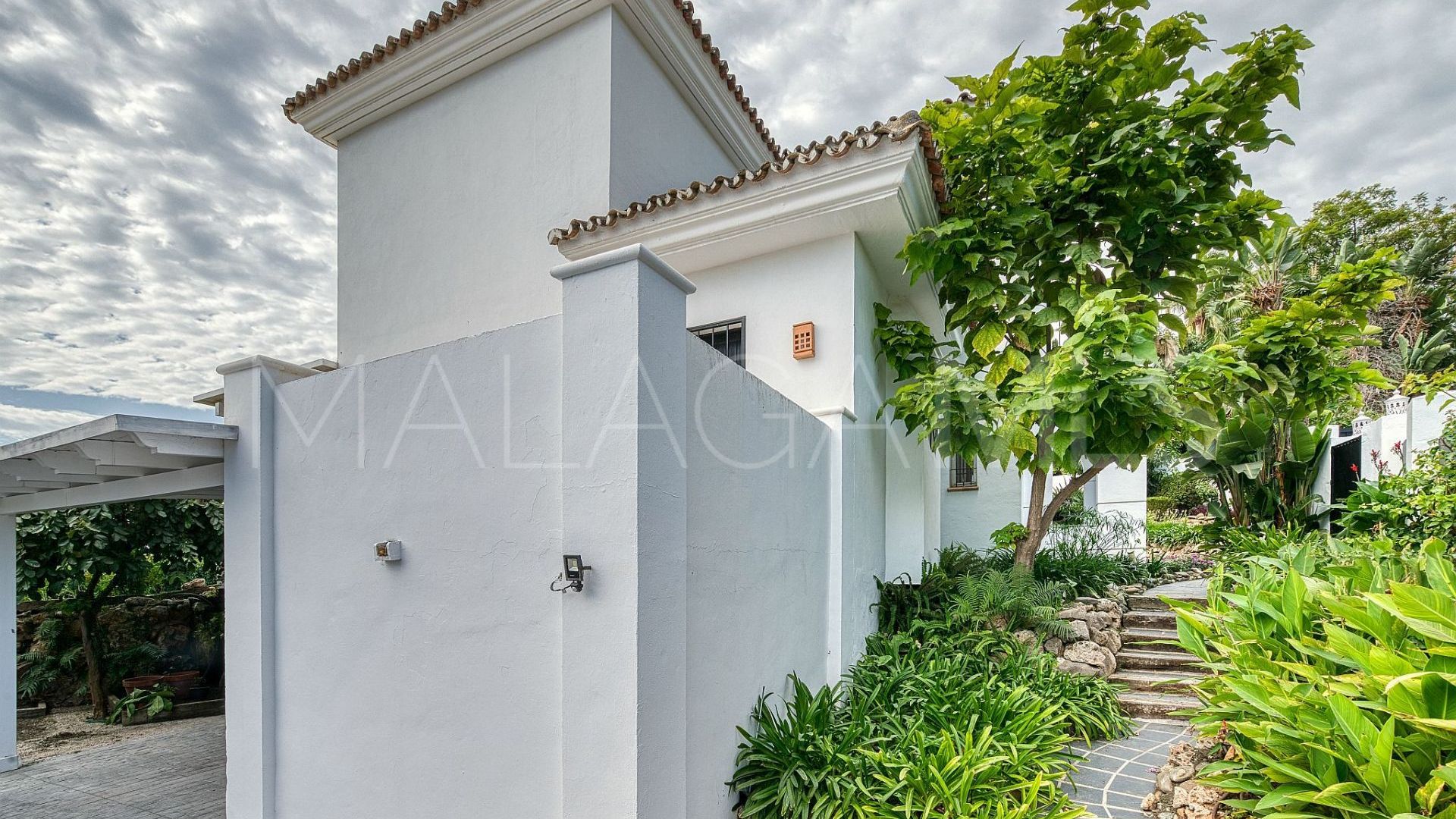 Villa for sale in Nueva Andalucia