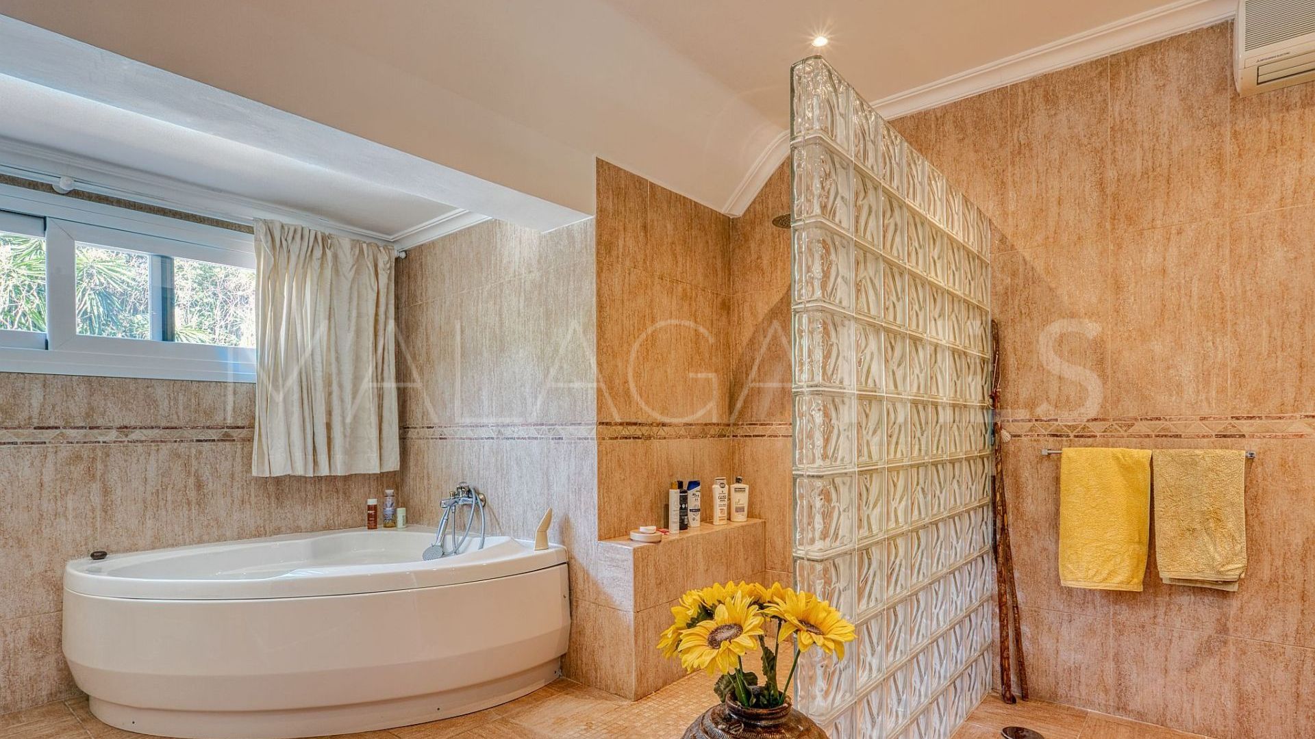 Villa for sale in Nueva Andalucia