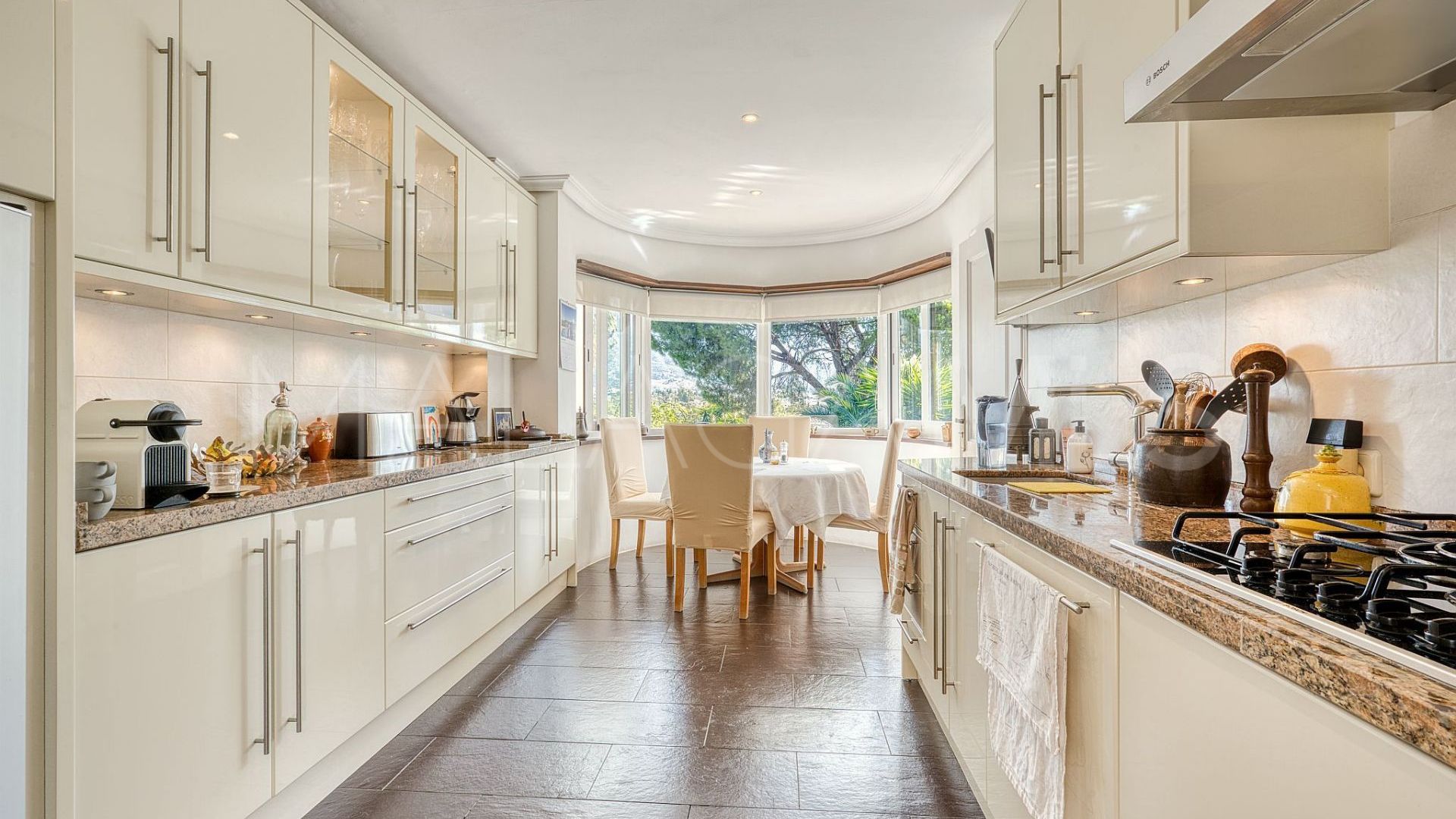 Villa for sale in Nueva Andalucia