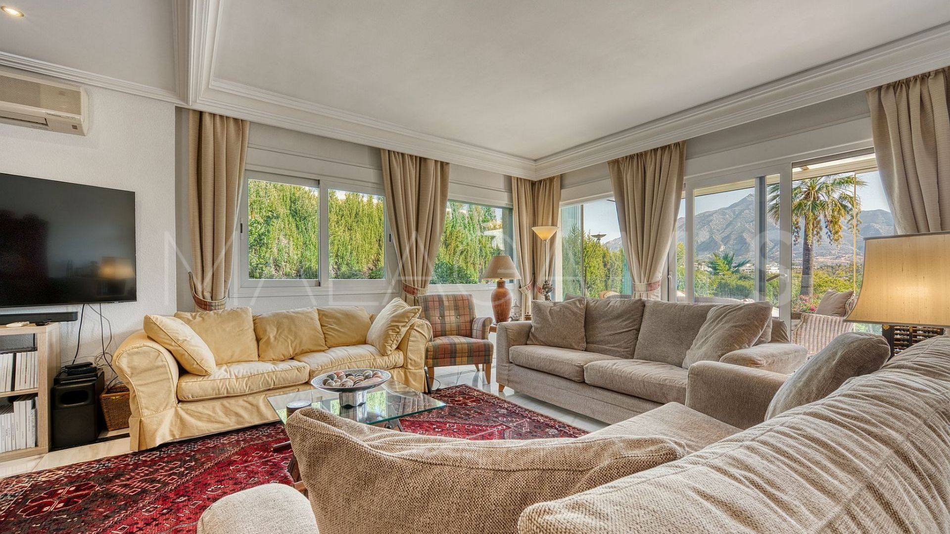 Villa for sale in Nueva Andalucia