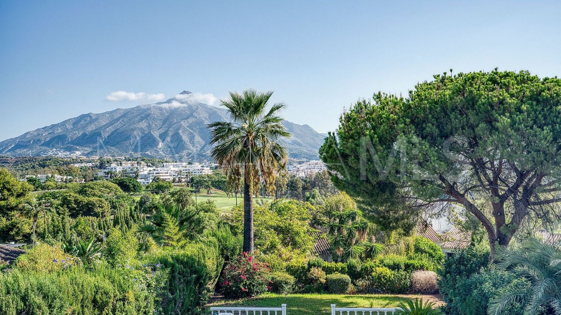 Villa for sale in Nueva Andalucia