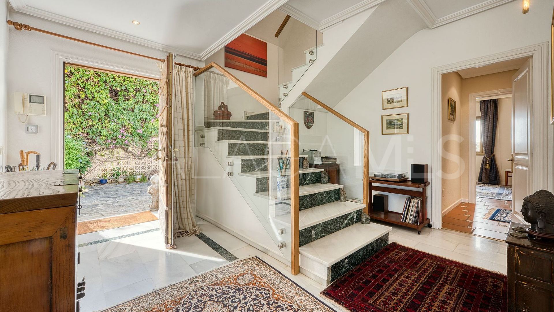 Villa for sale in Nueva Andalucia