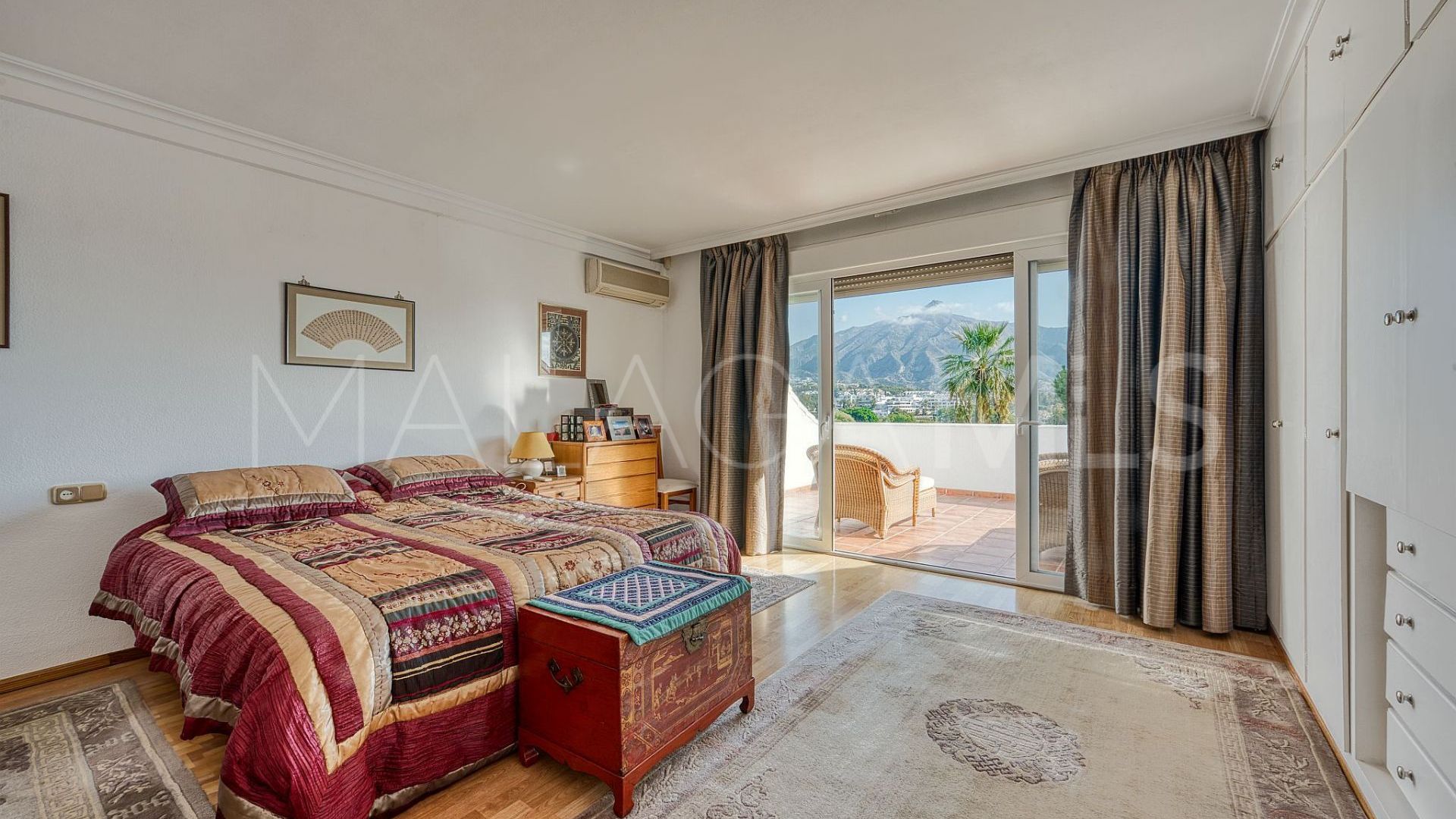 Villa for sale in Nueva Andalucia