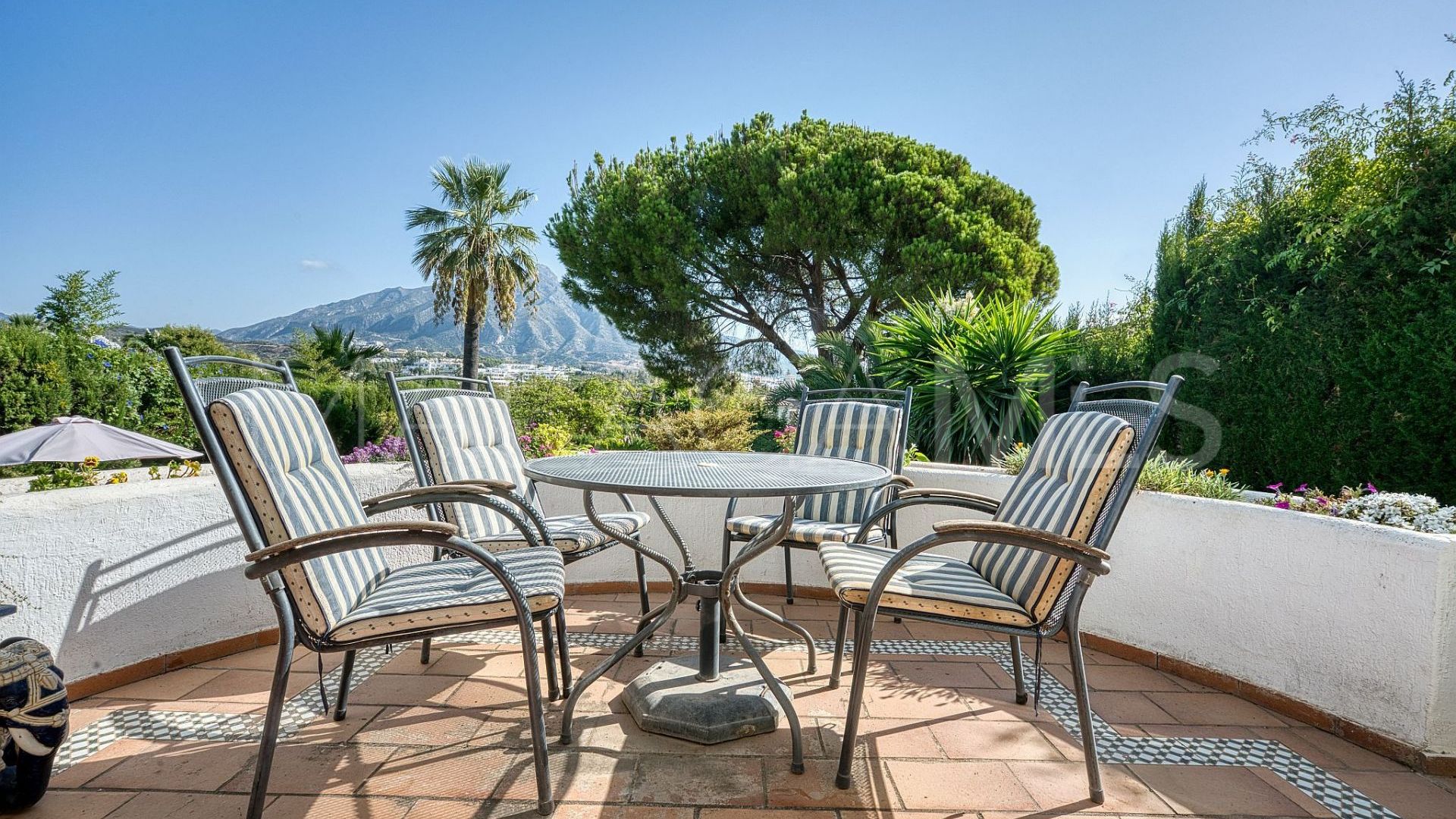Villa for sale in Nueva Andalucia