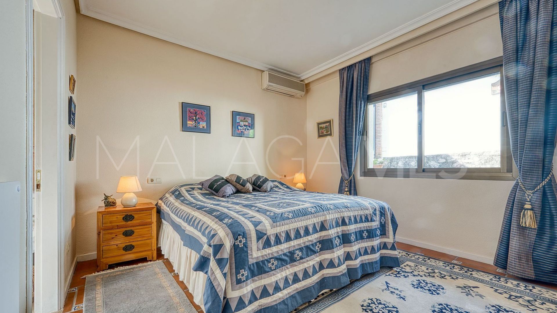Villa for sale in Nueva Andalucia