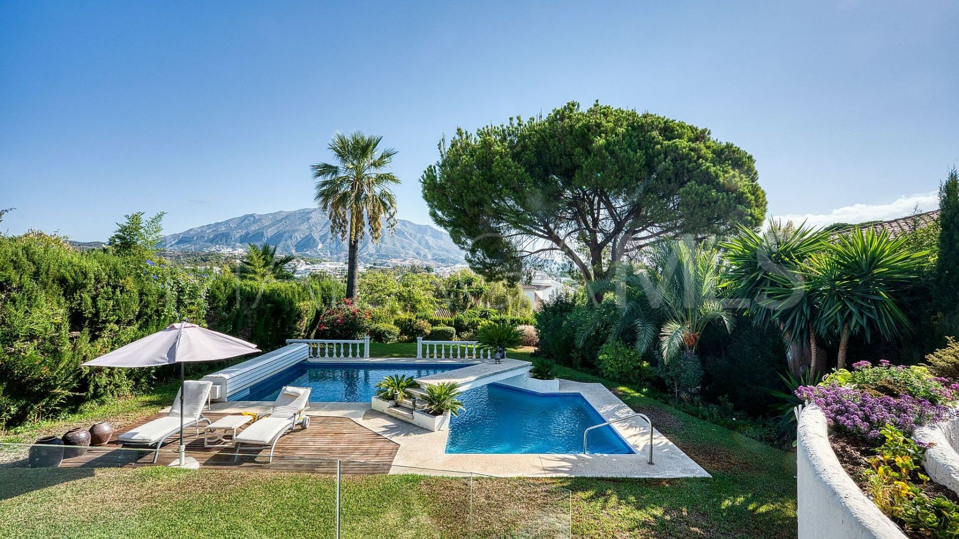 Villa for sale in Nueva Andalucia