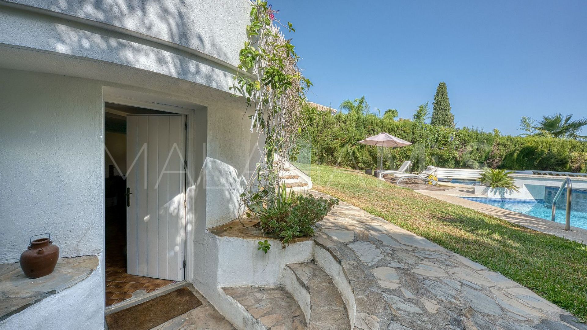 Villa for sale in Nueva Andalucia