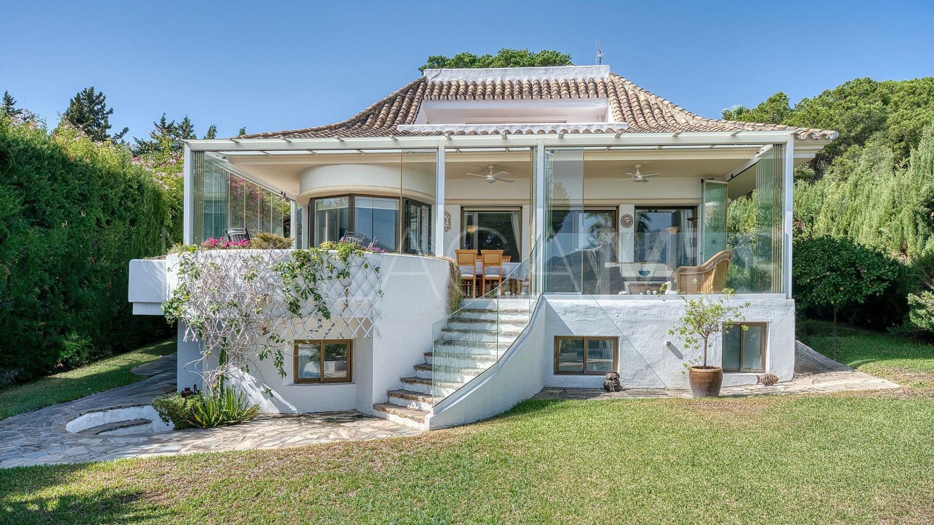 Villa for sale in Nueva Andalucia