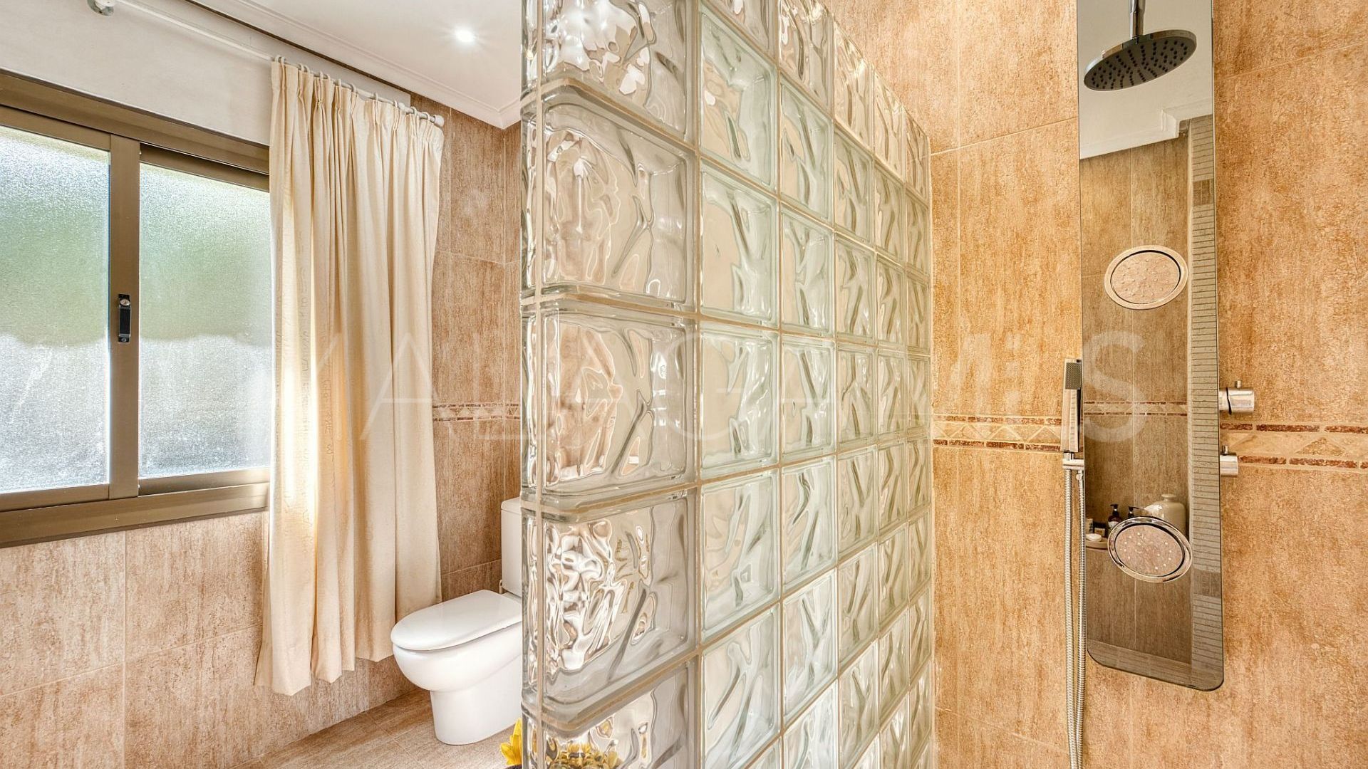 Villa for sale in Nueva Andalucia
