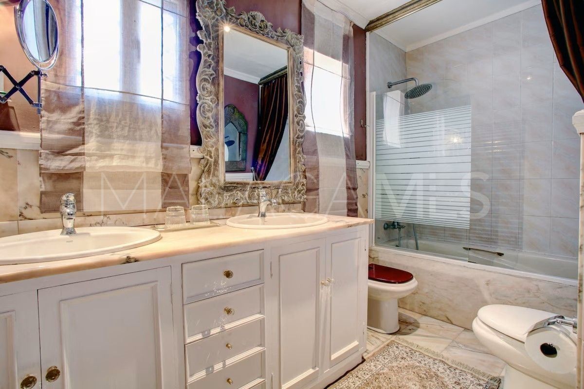 For sale Nueva Andalucia villa with 6 bedrooms