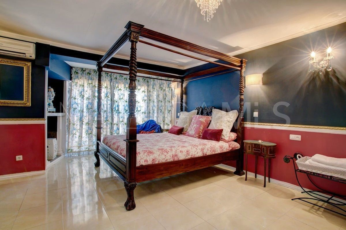 For sale Nueva Andalucia villa with 6 bedrooms