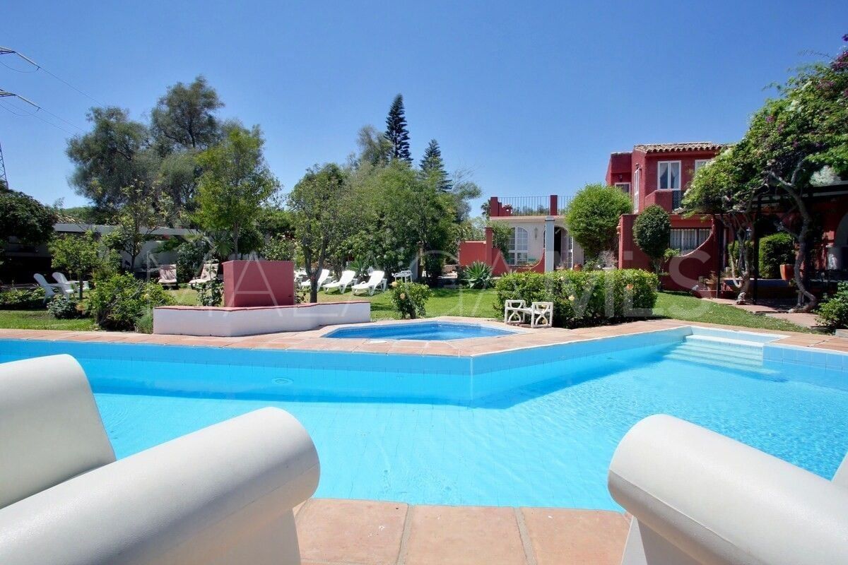 For sale Nueva Andalucia villa with 6 bedrooms