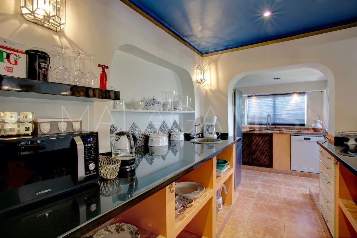 For sale Nueva Andalucia villa with 6 bedrooms