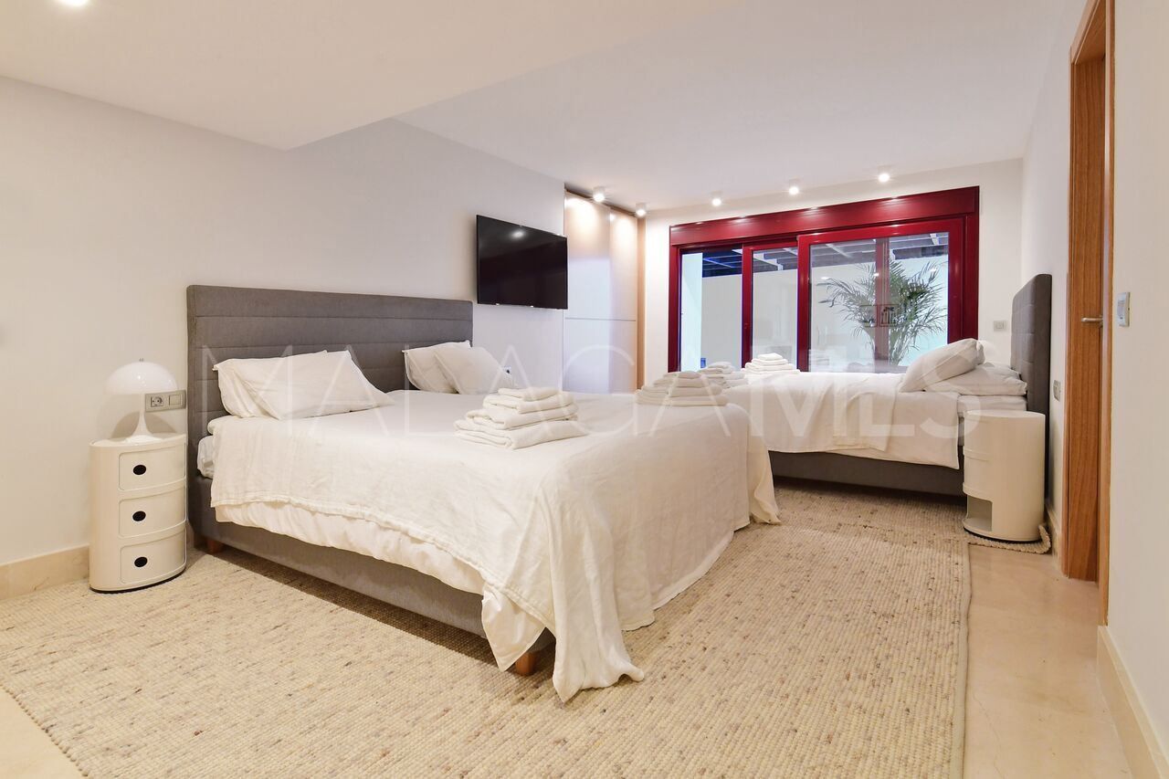 Villa for sale in Nueva Andalucia