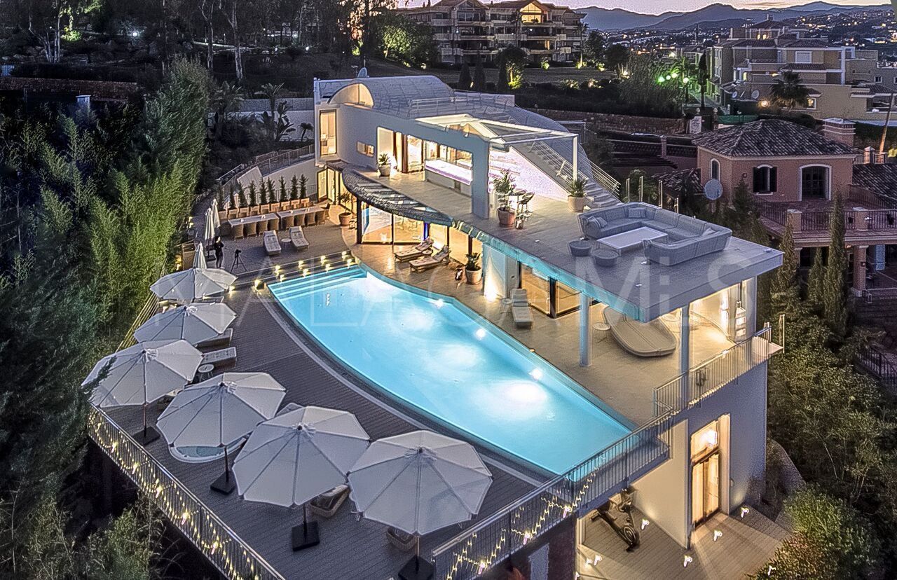 Villa for sale in Nueva Andalucia