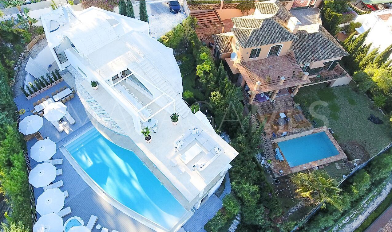 Villa for sale in Nueva Andalucia