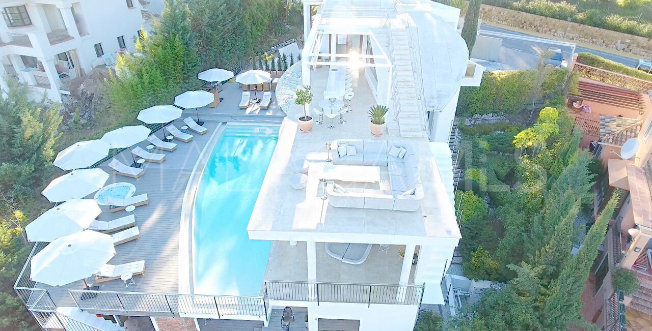 Villa for sale in Nueva Andalucia