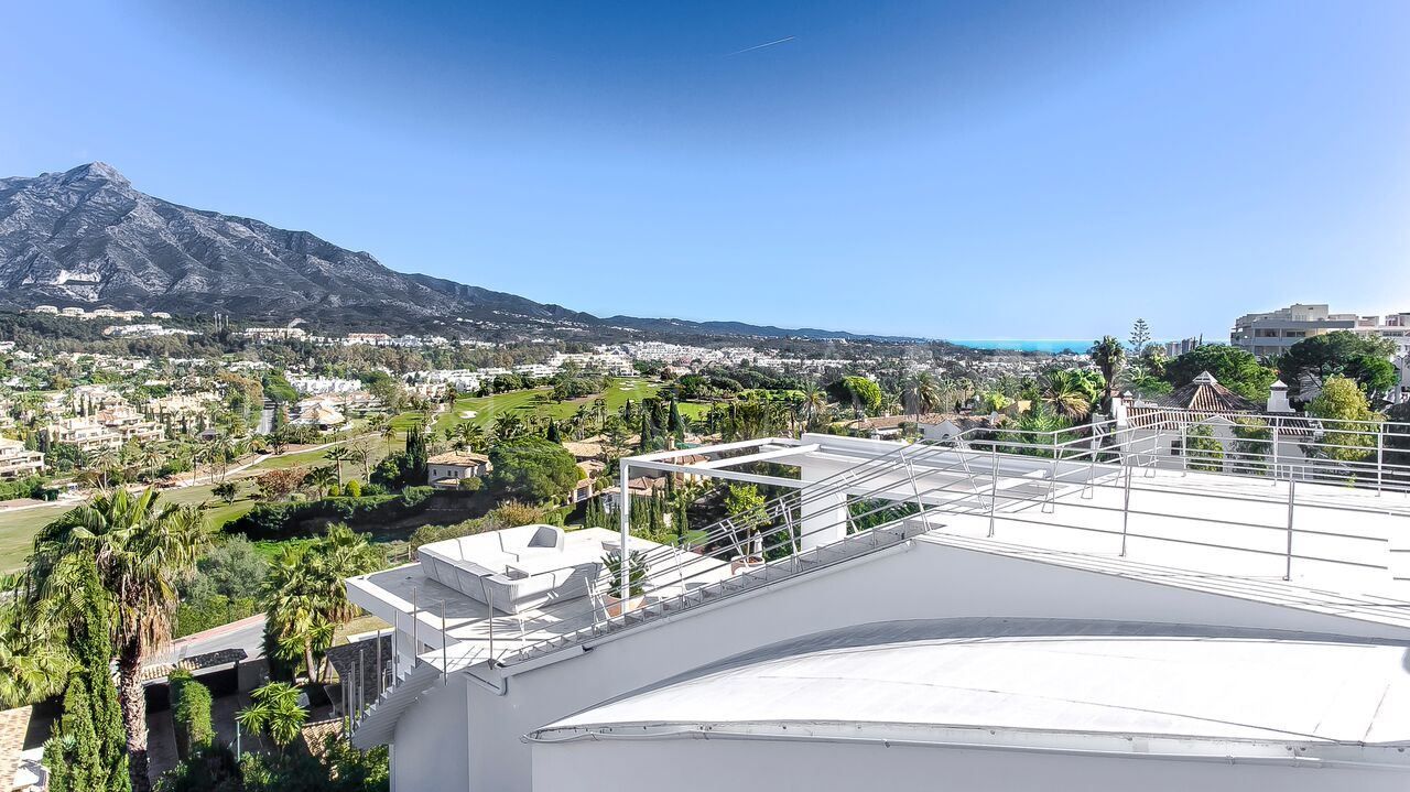 Villa for sale in Nueva Andalucia
